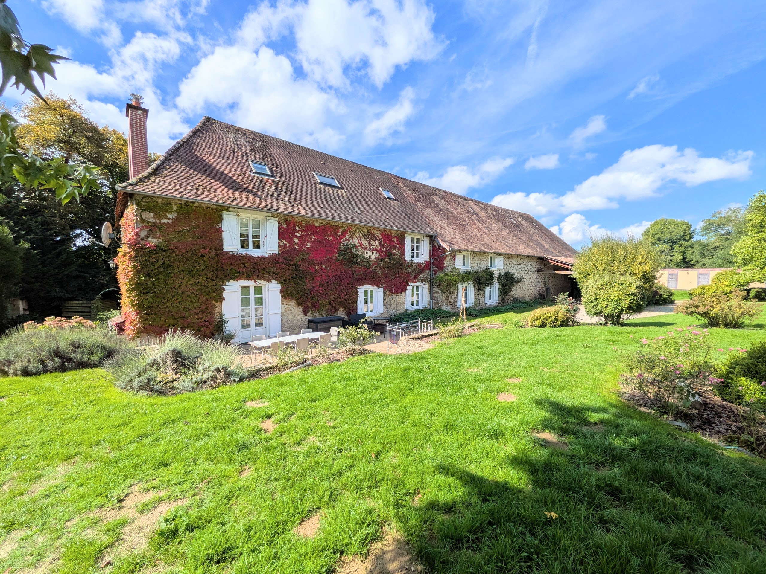Propriété en France à vendre à Saint-Priest-Ligoure, Haute-Vienne - &#8364;699 000 - photo 