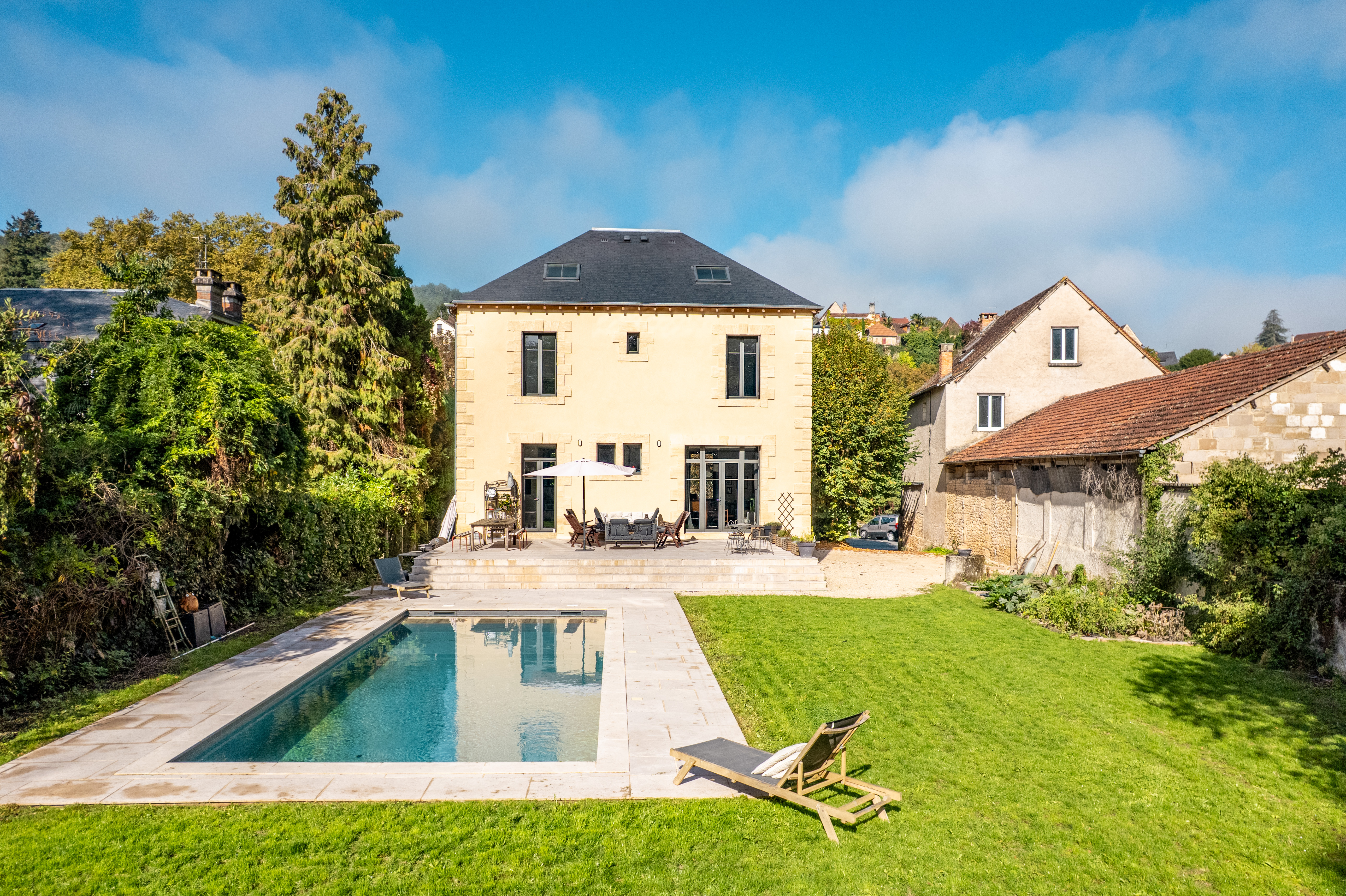 Loft-style townhouse with high-end features in the heart of Montignac à Montignac-Lascaux