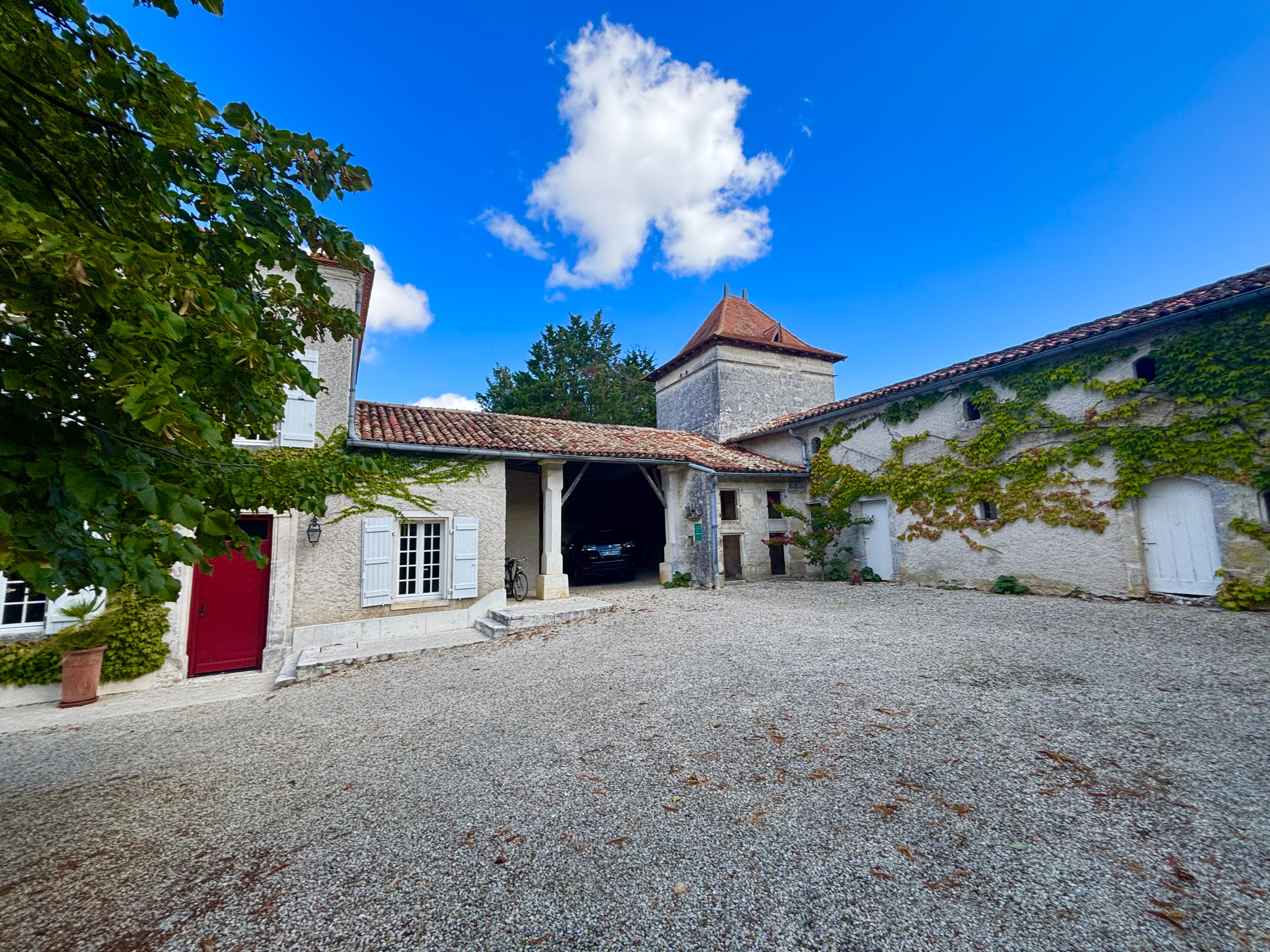 Propriété en France à vendre à Angoulême, Charente - €763 200 - photo 