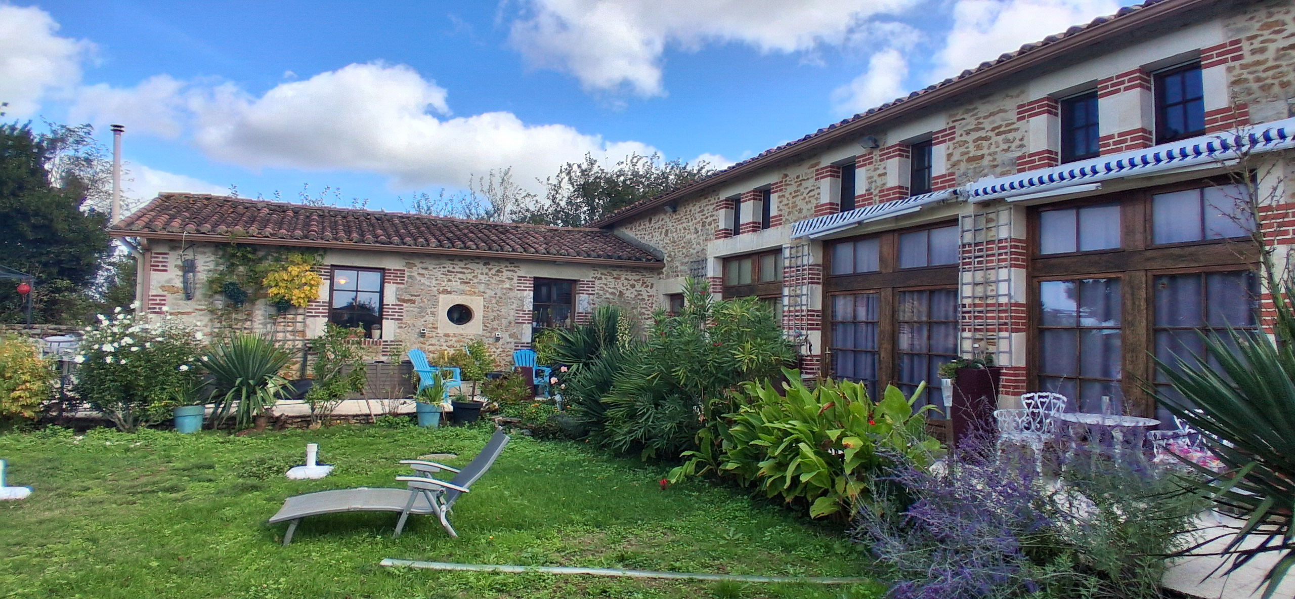 French property for sale in Bazoges-en-Pareds, Vendée - €556,500 - photo 