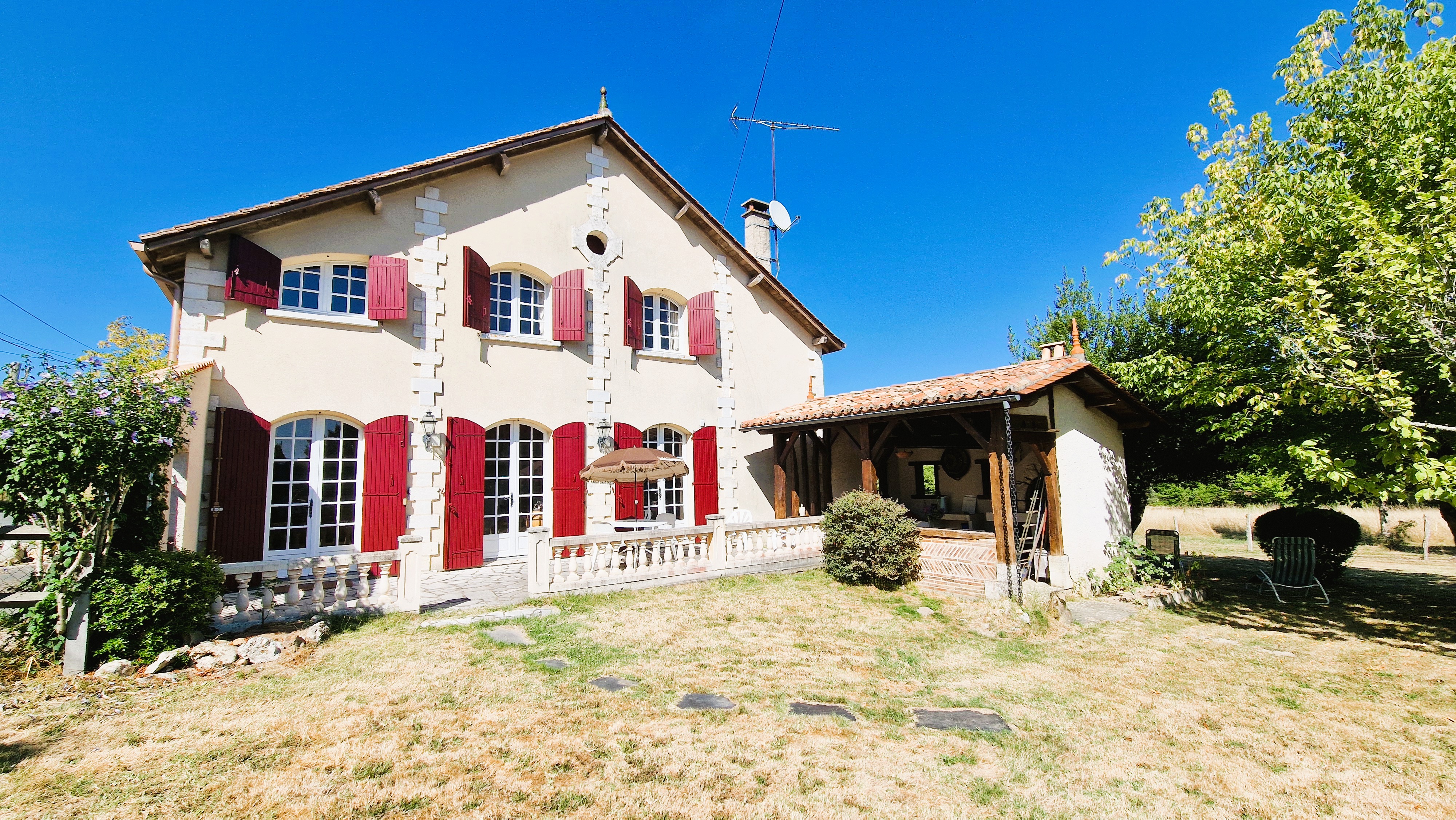 Lovely 3/4 bedroom property with attached barn, lake and 3 hectares à Beauronne