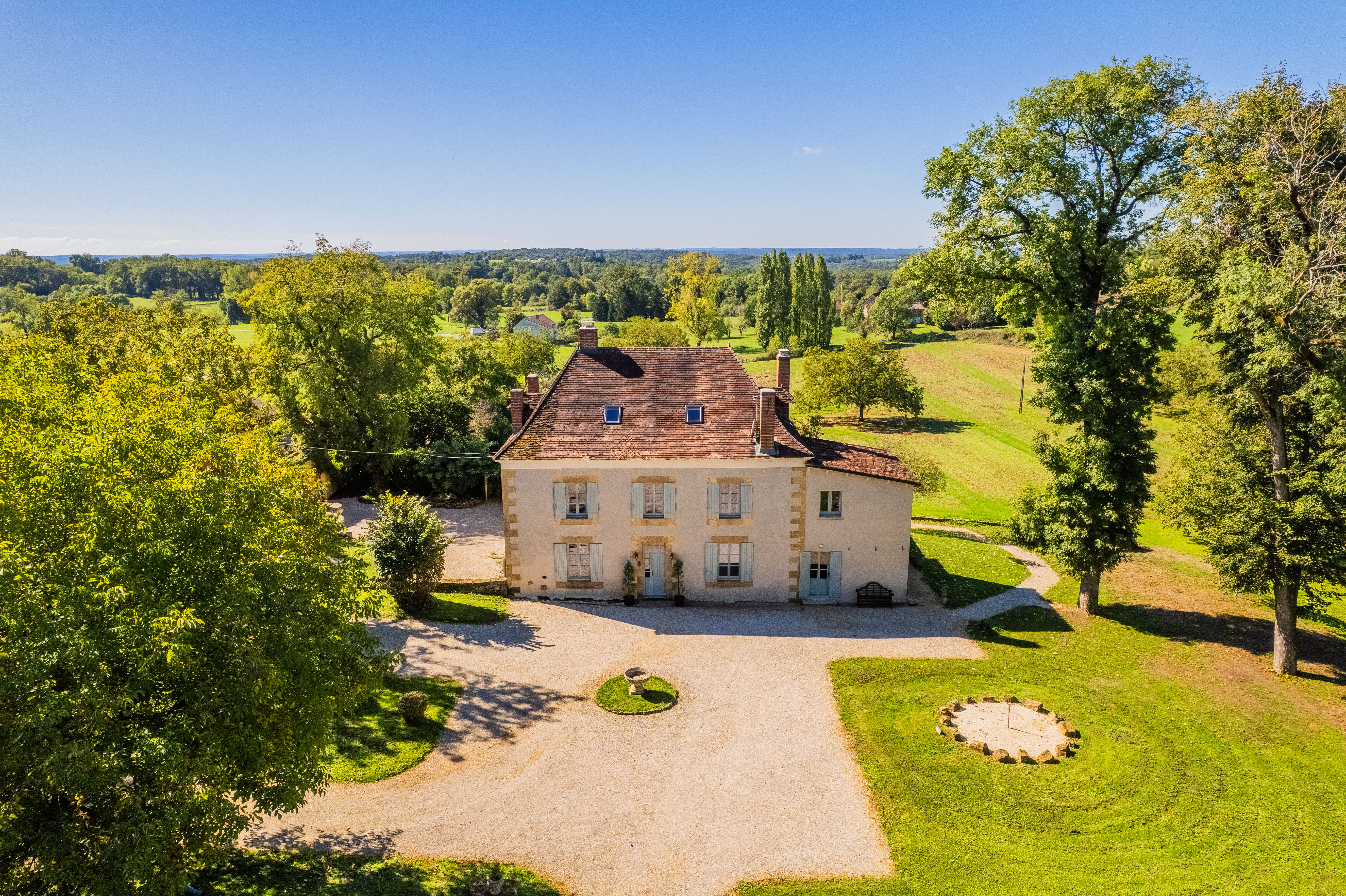 Propriété en France à vendre à Nanthiat, Dordogne - &#8364;1 047 000 - photo 