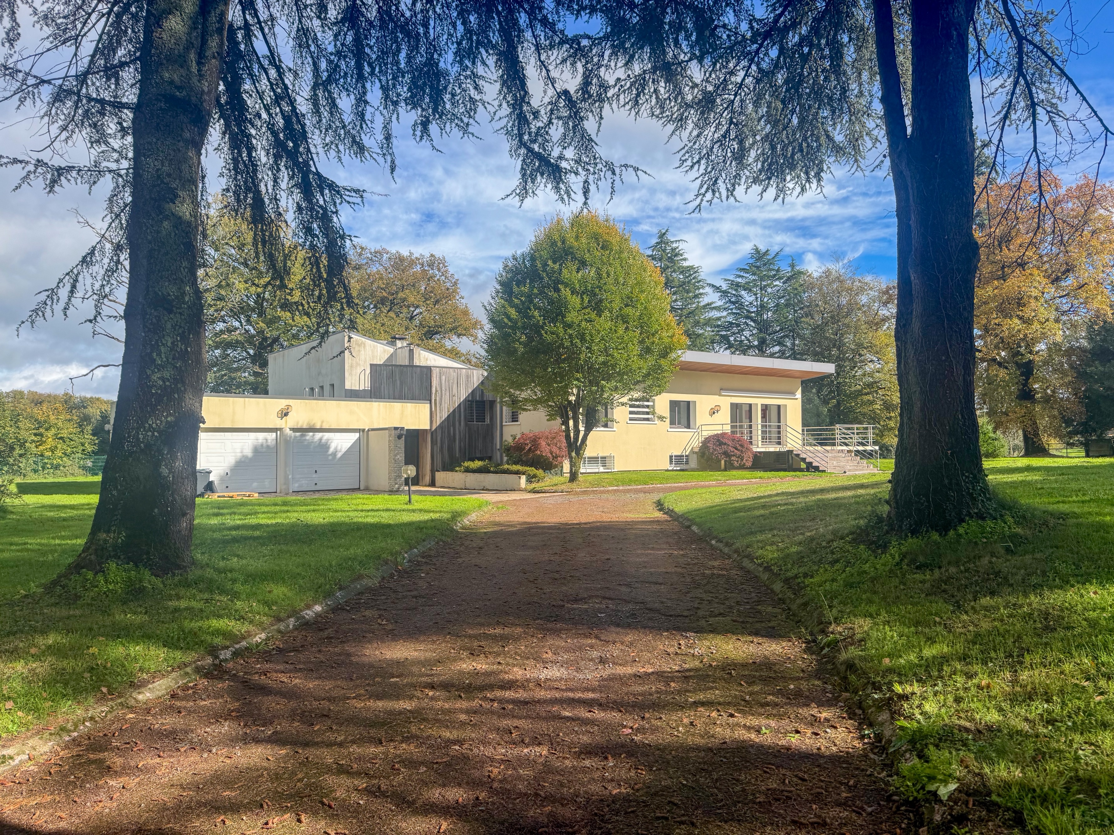 Propriété en France à vendre à Beaulieu-sous-Parthenay, Deux-Sèvres - &#8364;996 400 - photo 