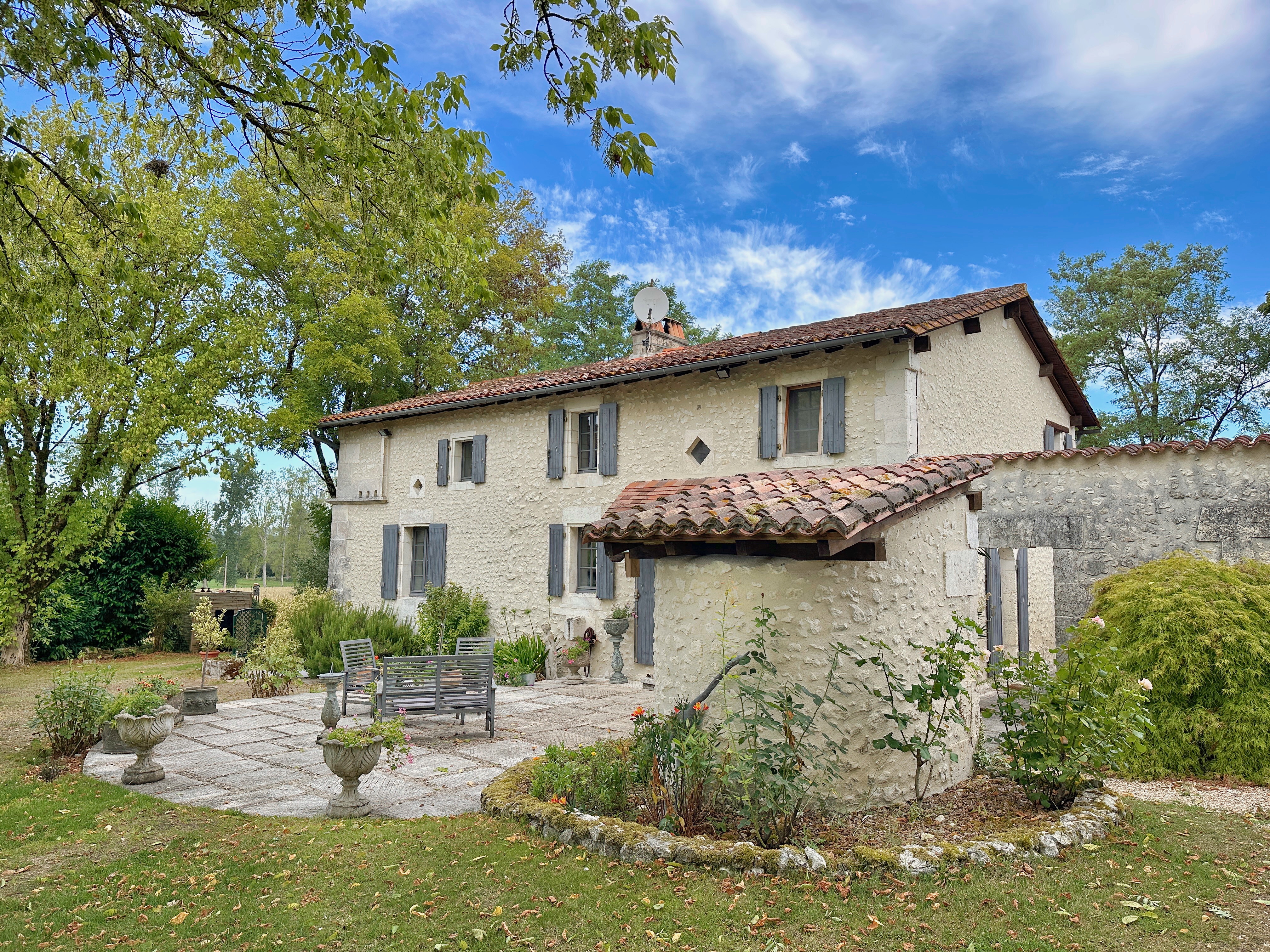 Beautiful stone property with a guest house/gîte & studio, large pool, gardens & hangar. Peaceful location à Bouteilles-Saint-Sébastien