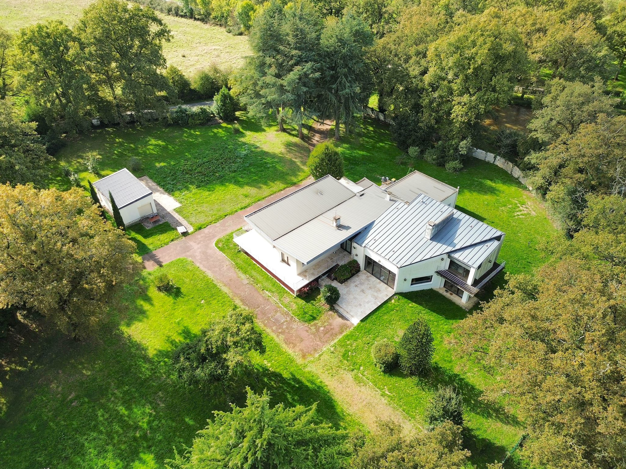 Propriété en France à vendre à Beaulieu-sous-Parthenay, Deux-Sèvres - &#8364;996 400 - photo 