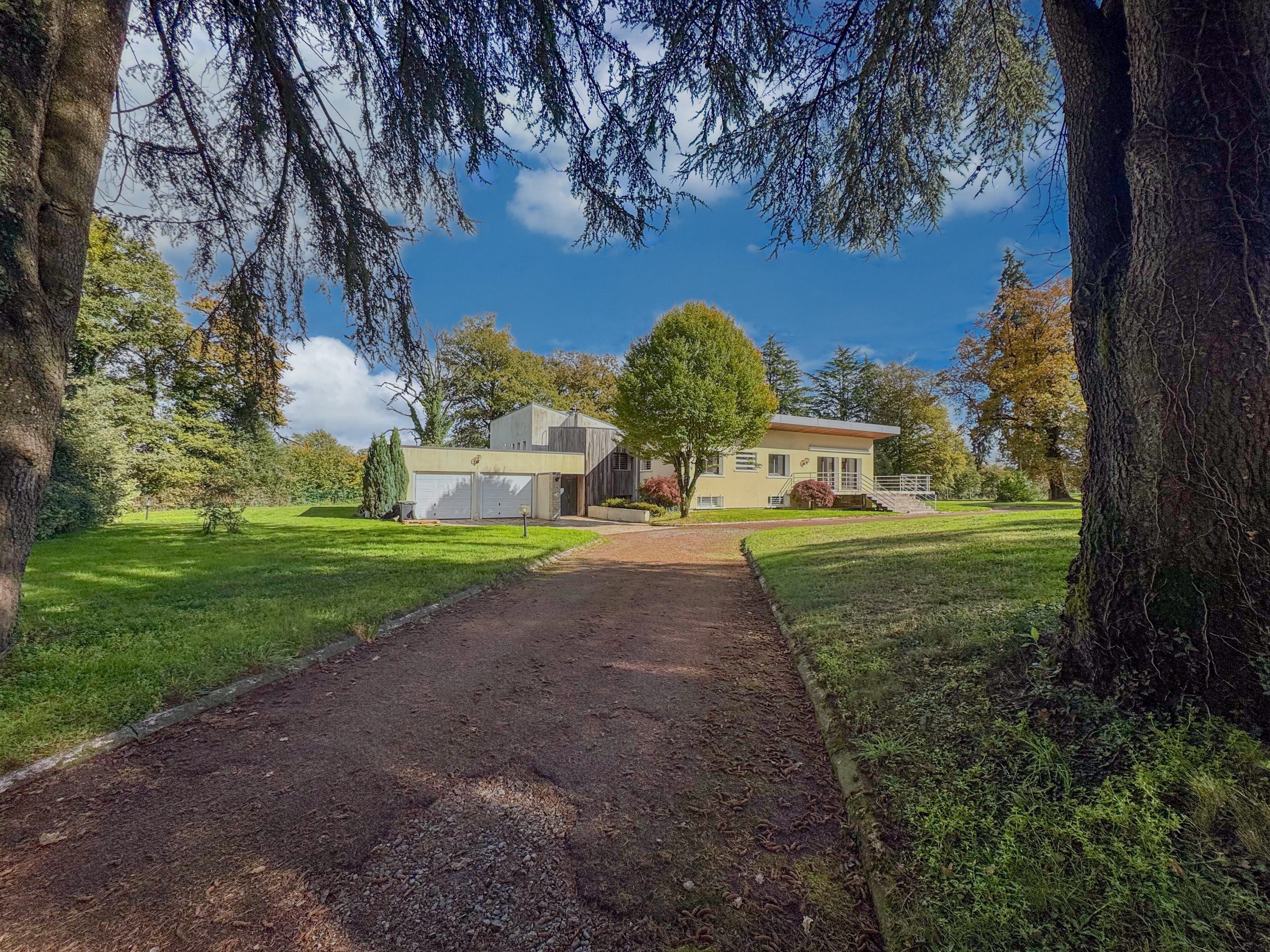 Propriété en France à vendre à Beaulieu-sous-Parthenay, Deux-Sèvres - &#8364;996 400 - photo 