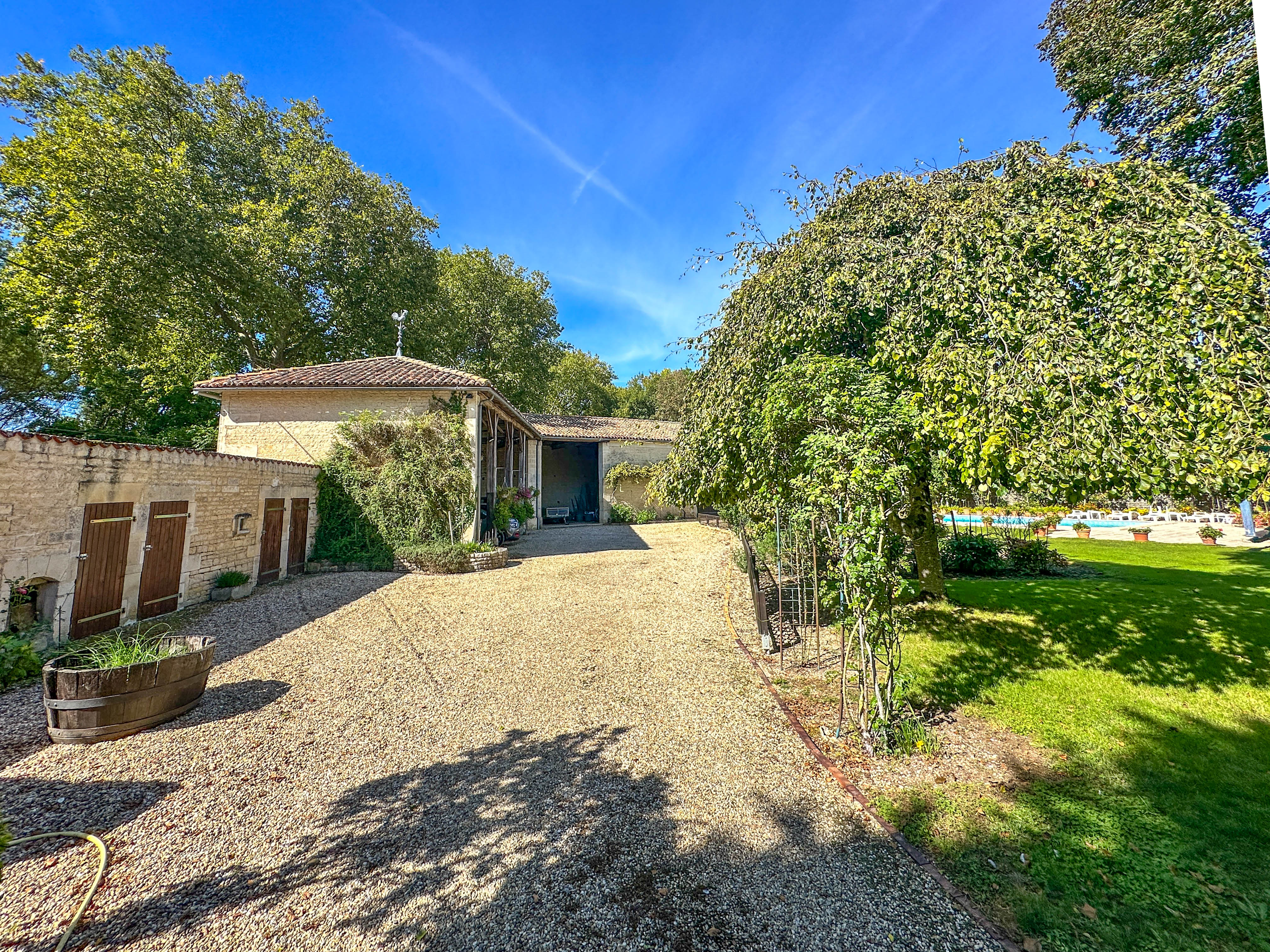 Propriété en France à vendre à Bazauges, Charente-Maritime - &#8364;530 000 - photo 