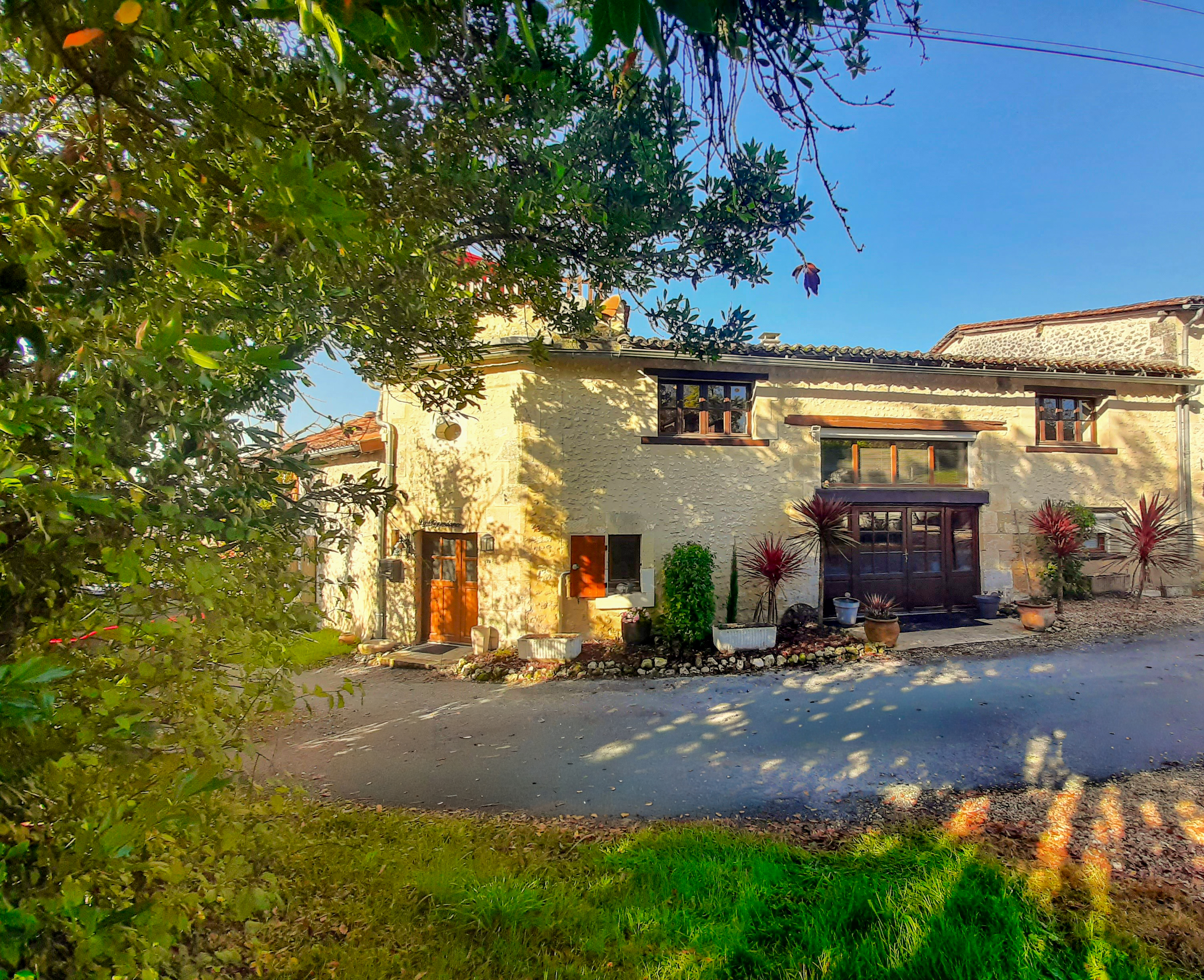 Three bedroomed stone house in a small quiet hamlet. Lovely roof top terrace with spectacular views à Bouteilles-Saint-Sébastien