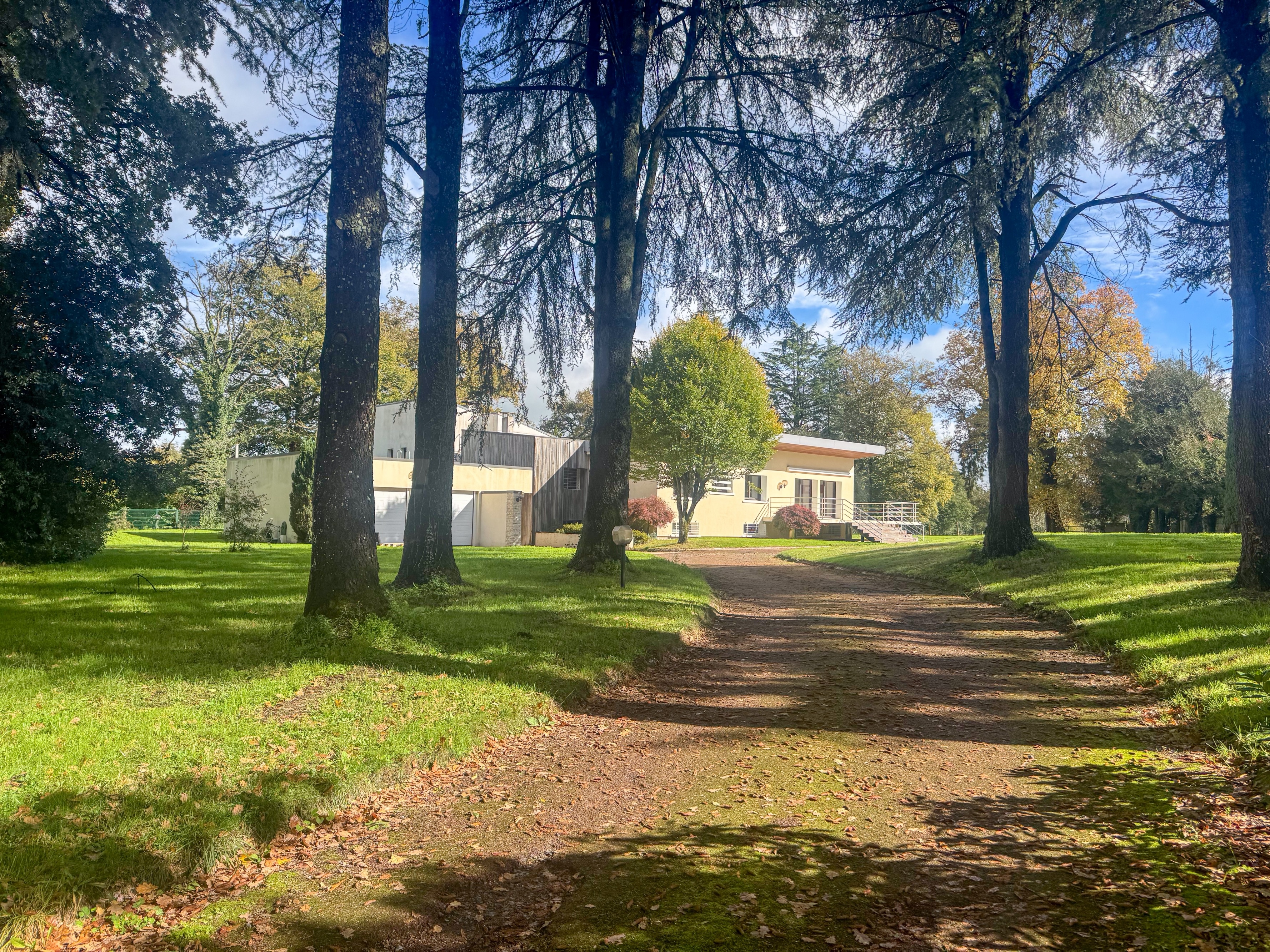 Propriété en France à vendre à Beaulieu-sous-Parthenay, Deux-Sèvres - &#8364;996 400 - photo 