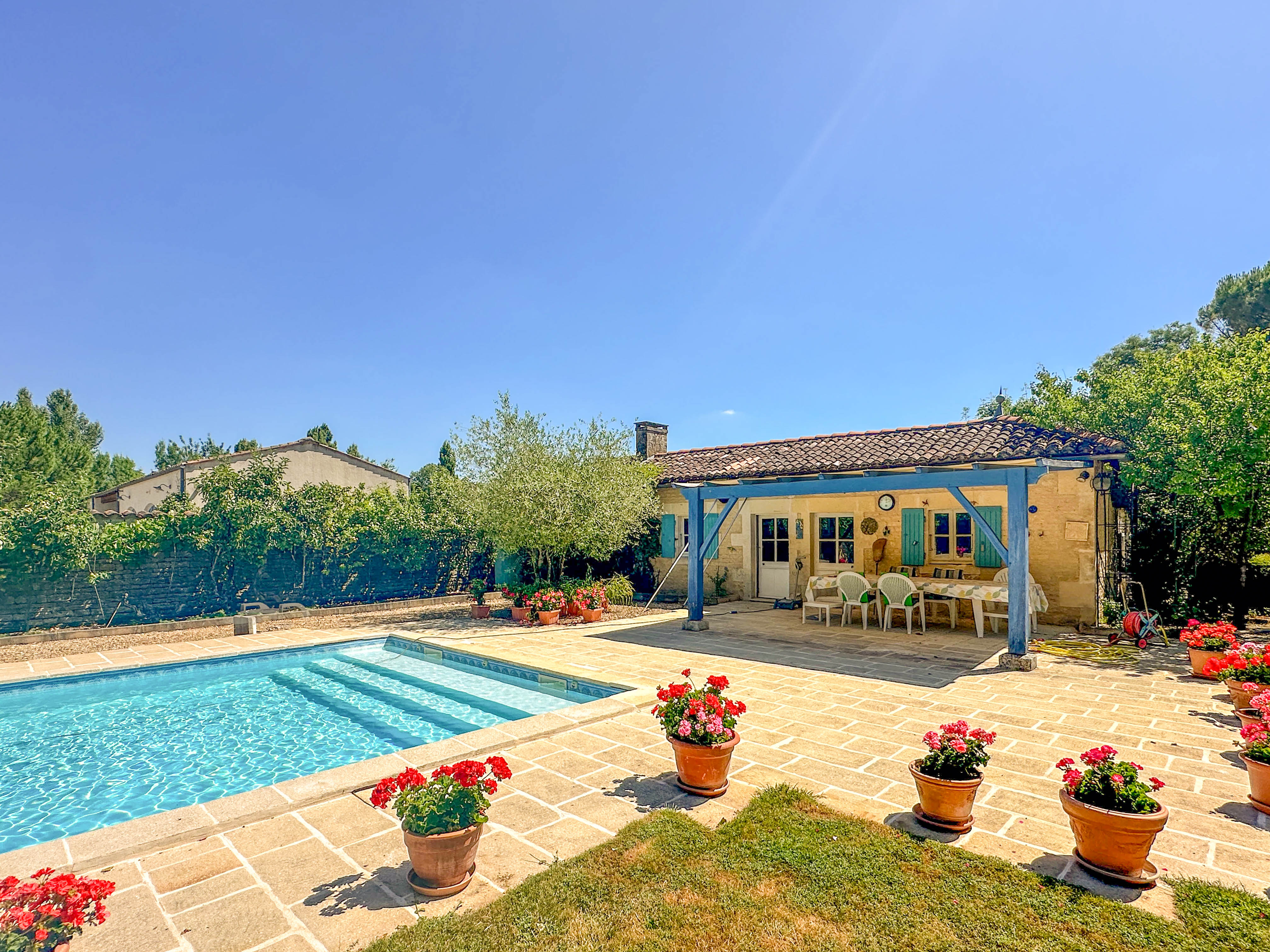 Propriété en France à vendre à Bazauges, Charente-Maritime - &#8364;530 000 - photo 