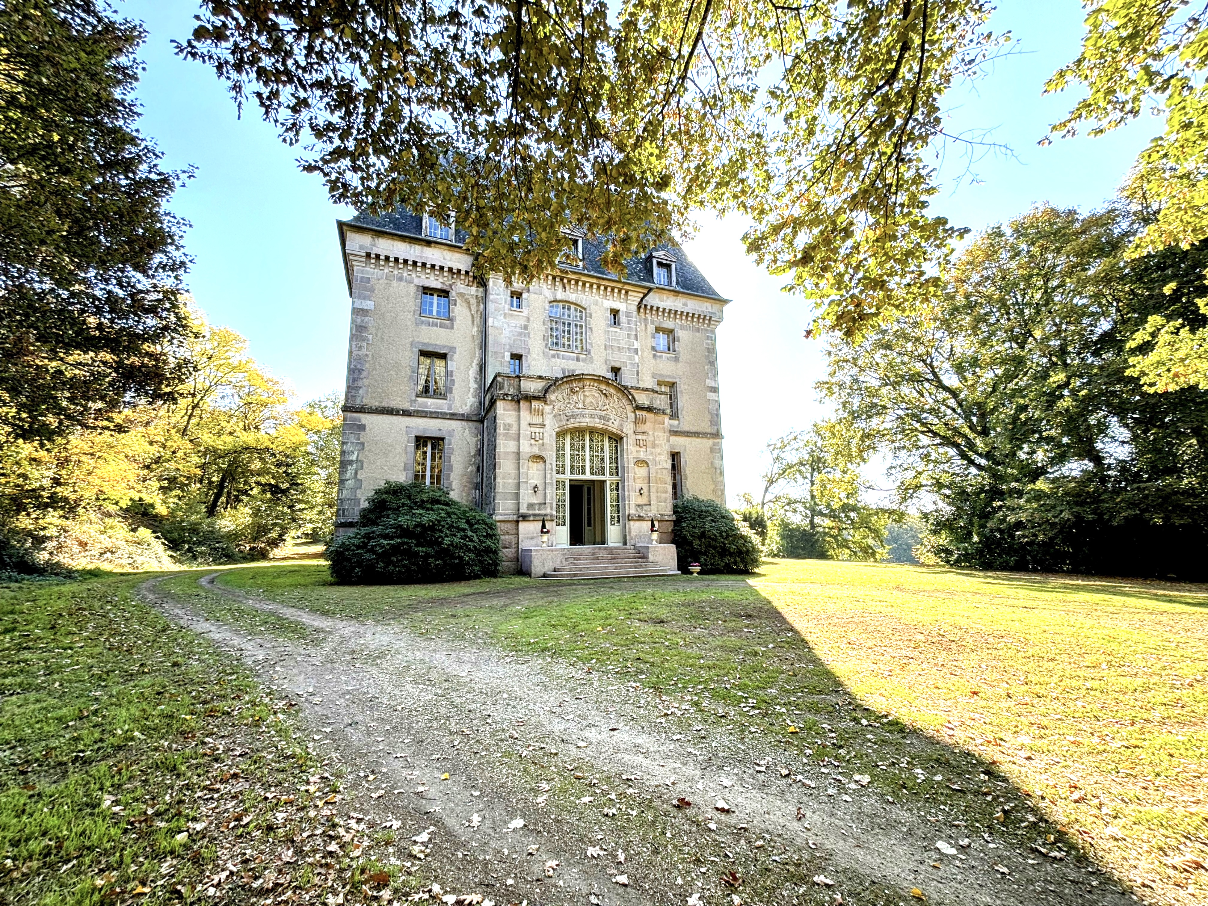 Propriété en France à vendre à Nexon, Haute-Vienne - €1 325 000 - photo 