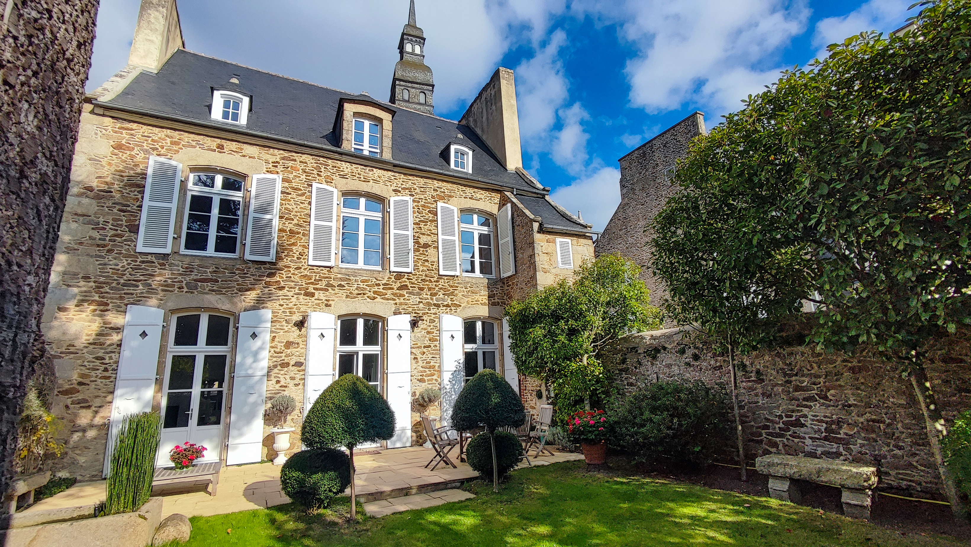 Propriété en France à vendre à Dinan, Côtes-d'Armor - &#8364;990 000 - photo 