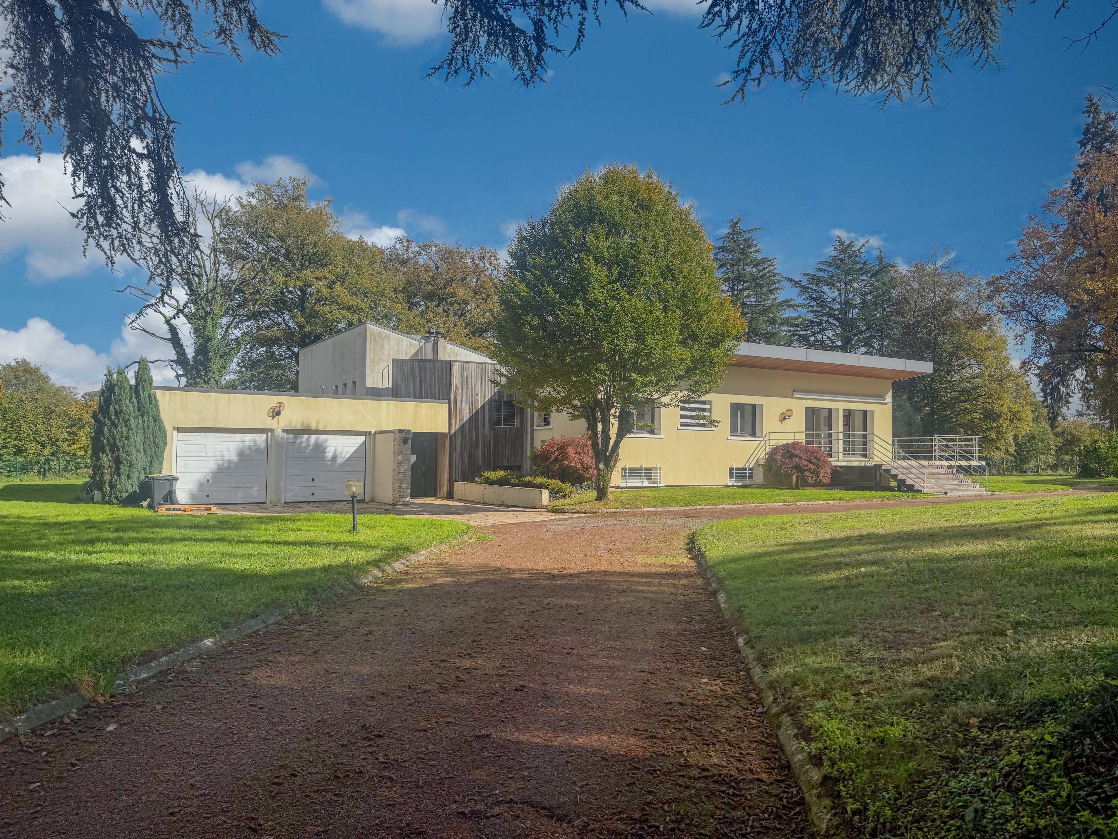 Propriété en France à vendre à Beaulieu-sous-Parthenay, Deux-Sèvres - &#8364;996 400 - photo 