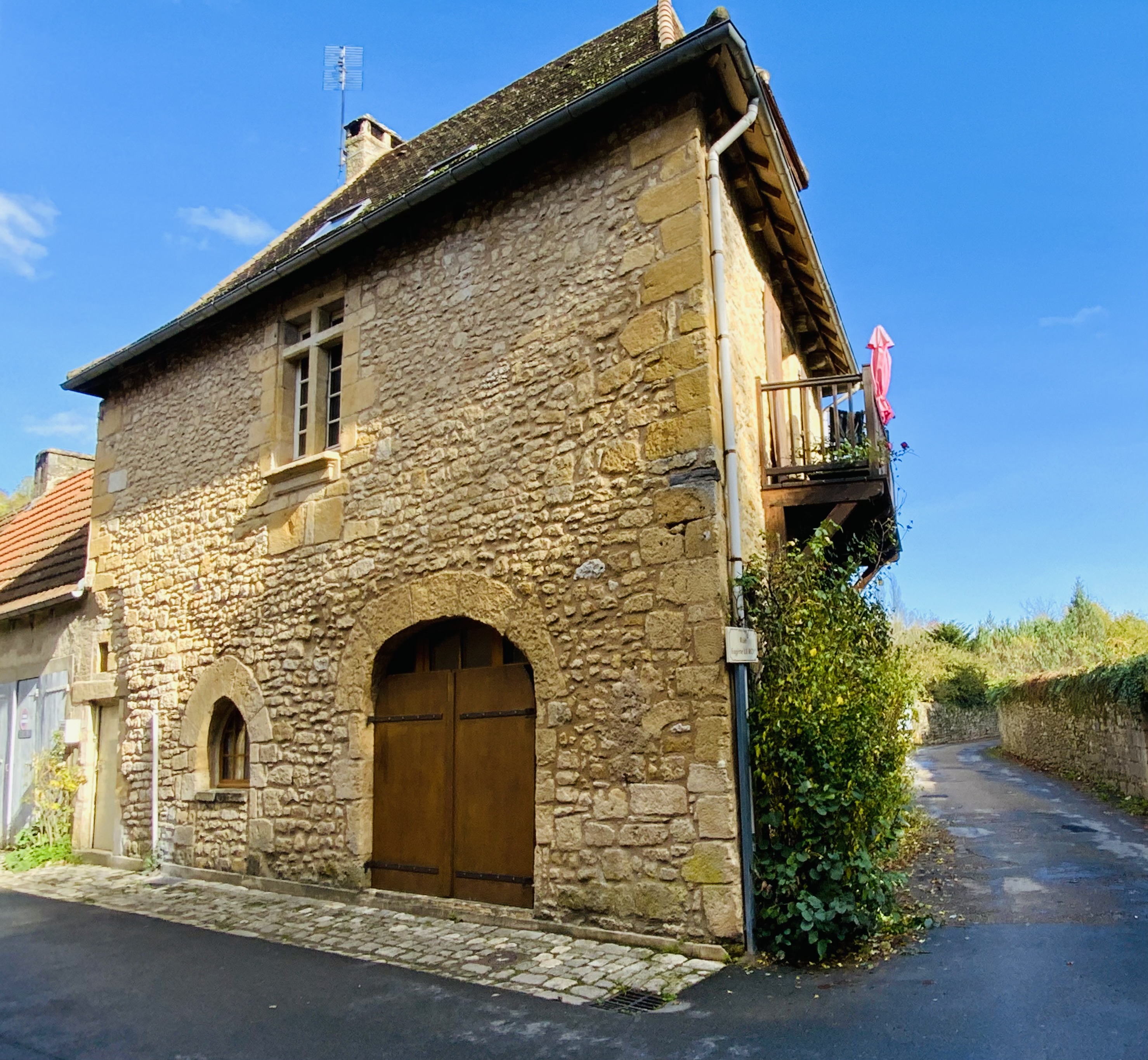 Medieval Stone Townhouse in Historic Montignac Centre - walk to shops with garage à Montignac-Lascaux