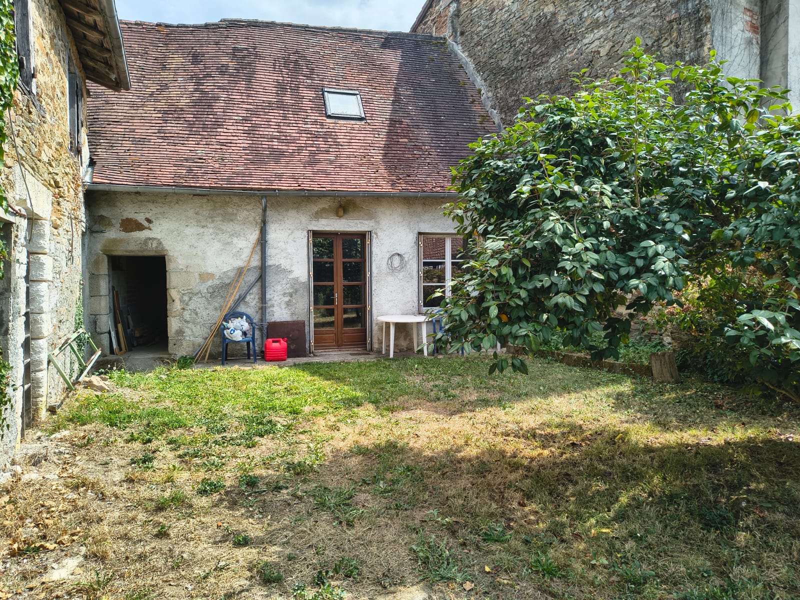 Charming village house in Mialet, Dordogne – spacious living room, garden, attic to convert, close to shops à Mialet