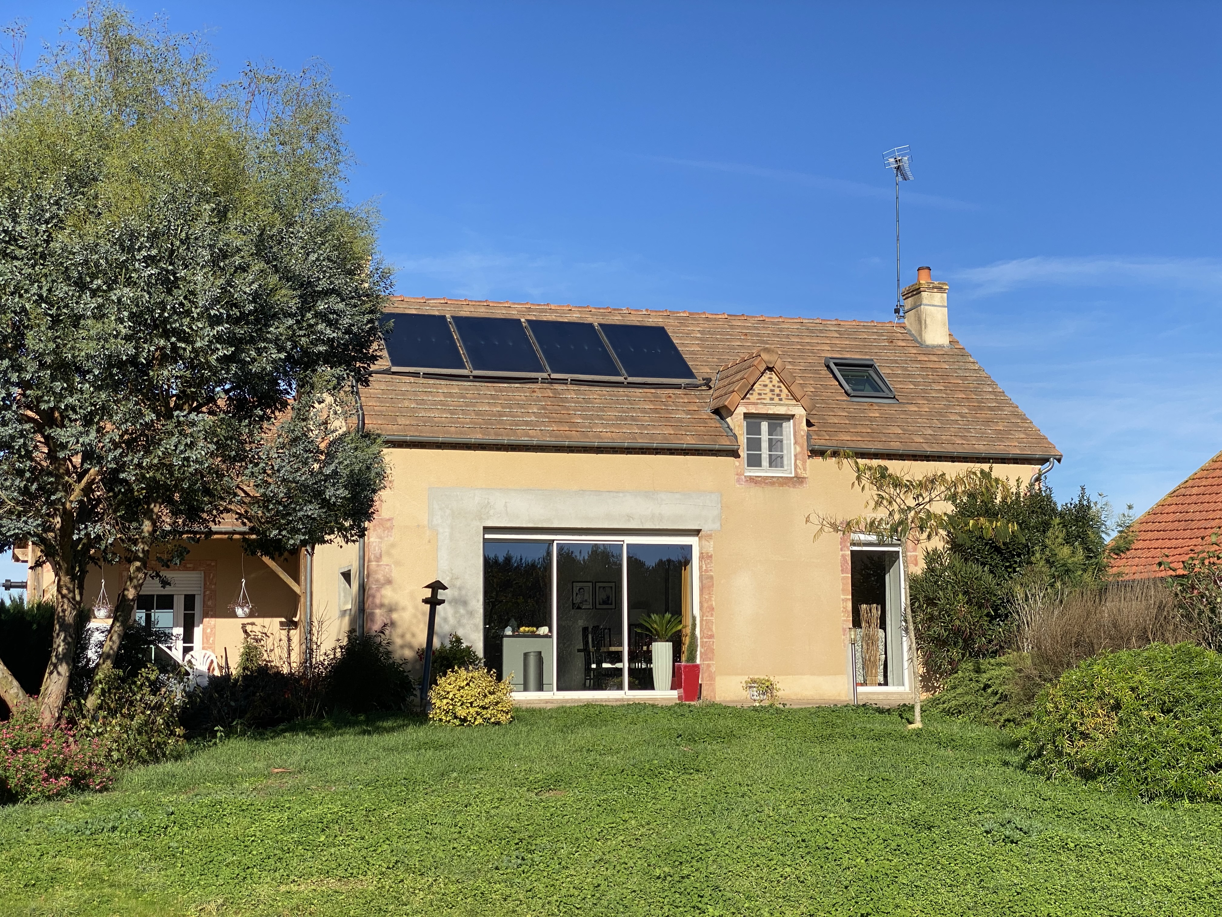 Propriété en France à vendre à Épineuil-le-Fleuriel, Cher - €935 749 - photo 