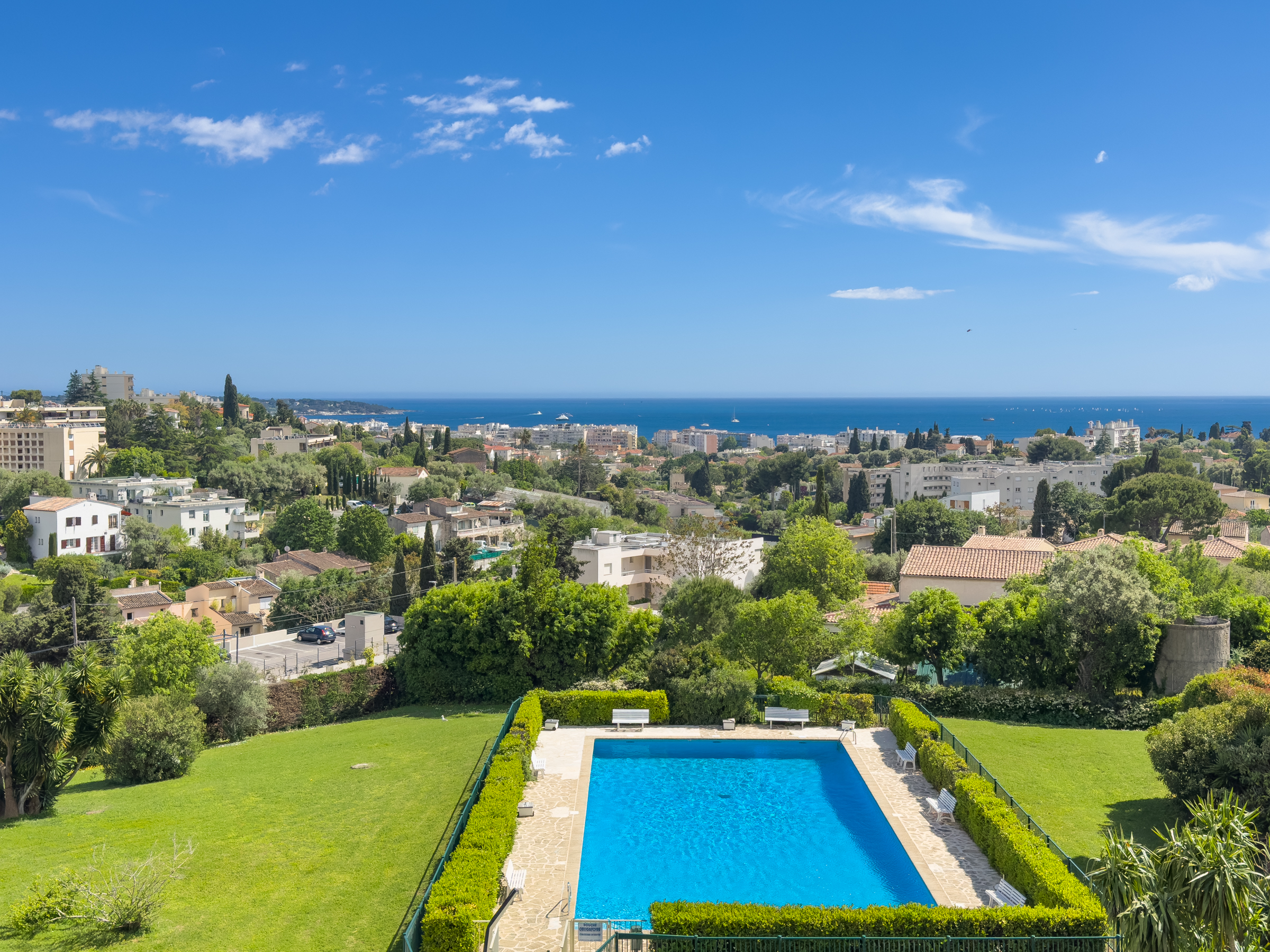 French property for sale in Antibes, Alpes-Maritimes - €425,000 - photo 