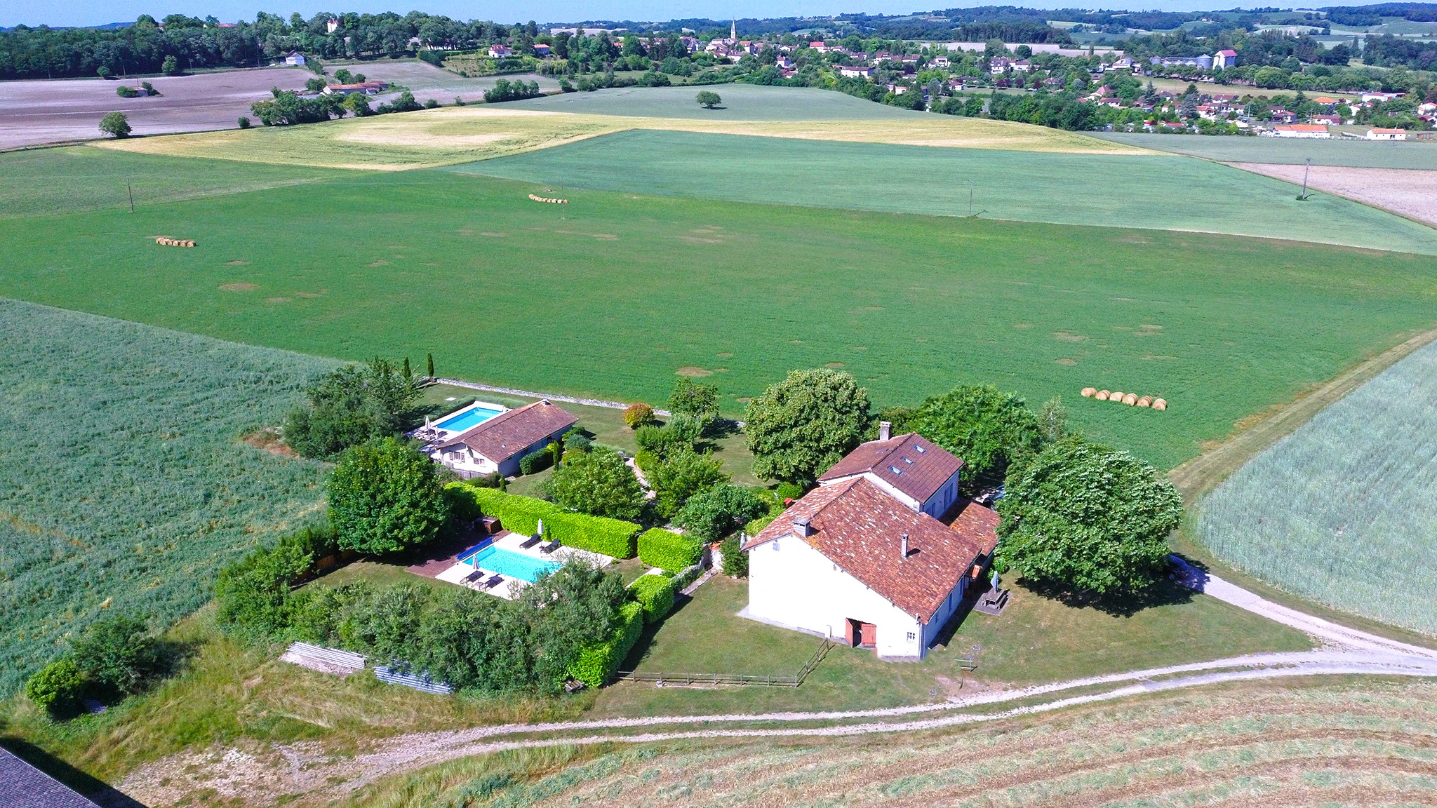 Beautiful four-bedroom home with two independent gîtes, each featuring a private heated pool à Verteillac