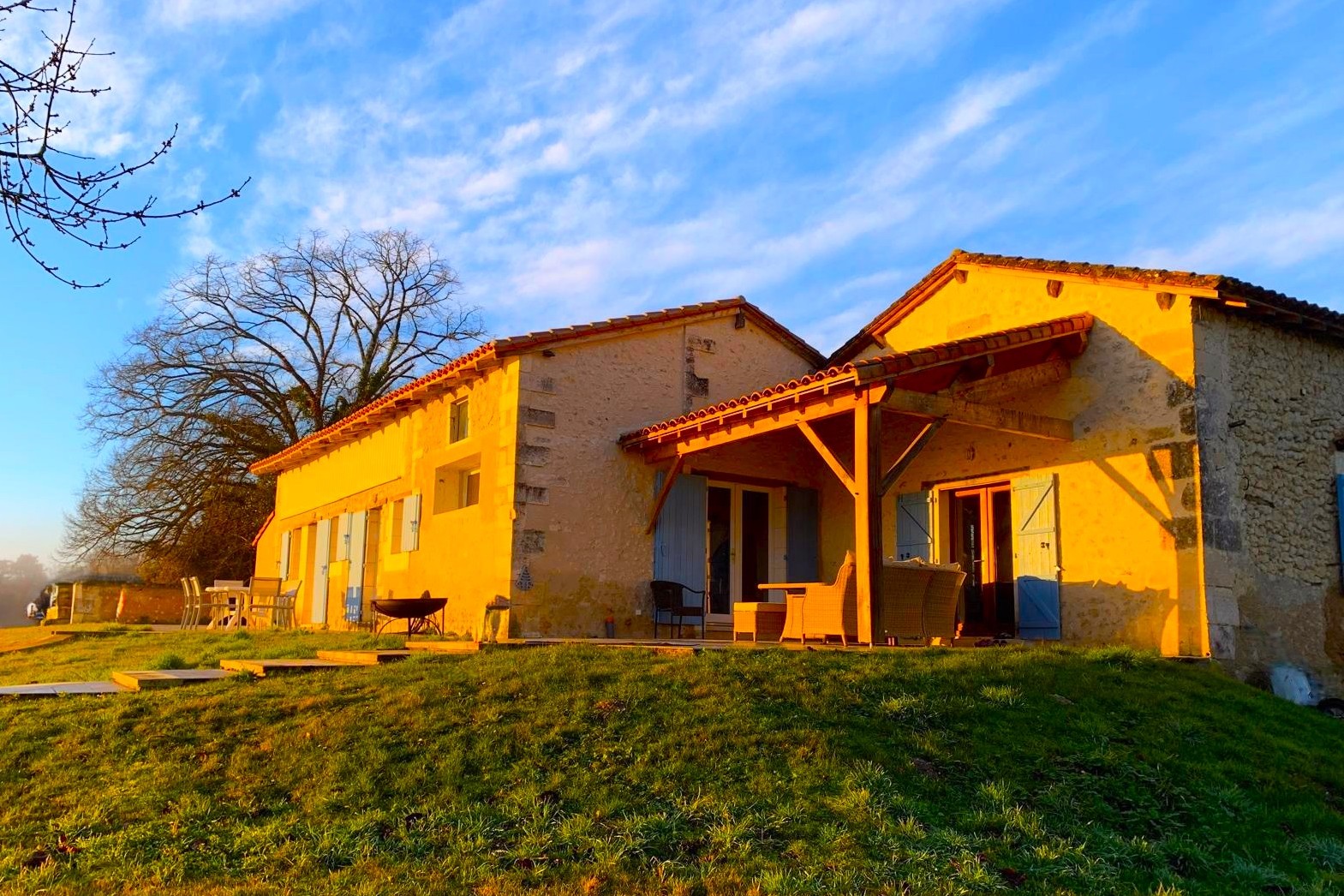 Charming 2-Bedroom Stone House with stunning countryside views, Terraces & Pool. In the Dordogne à Bouteilles-Saint-Sébastien