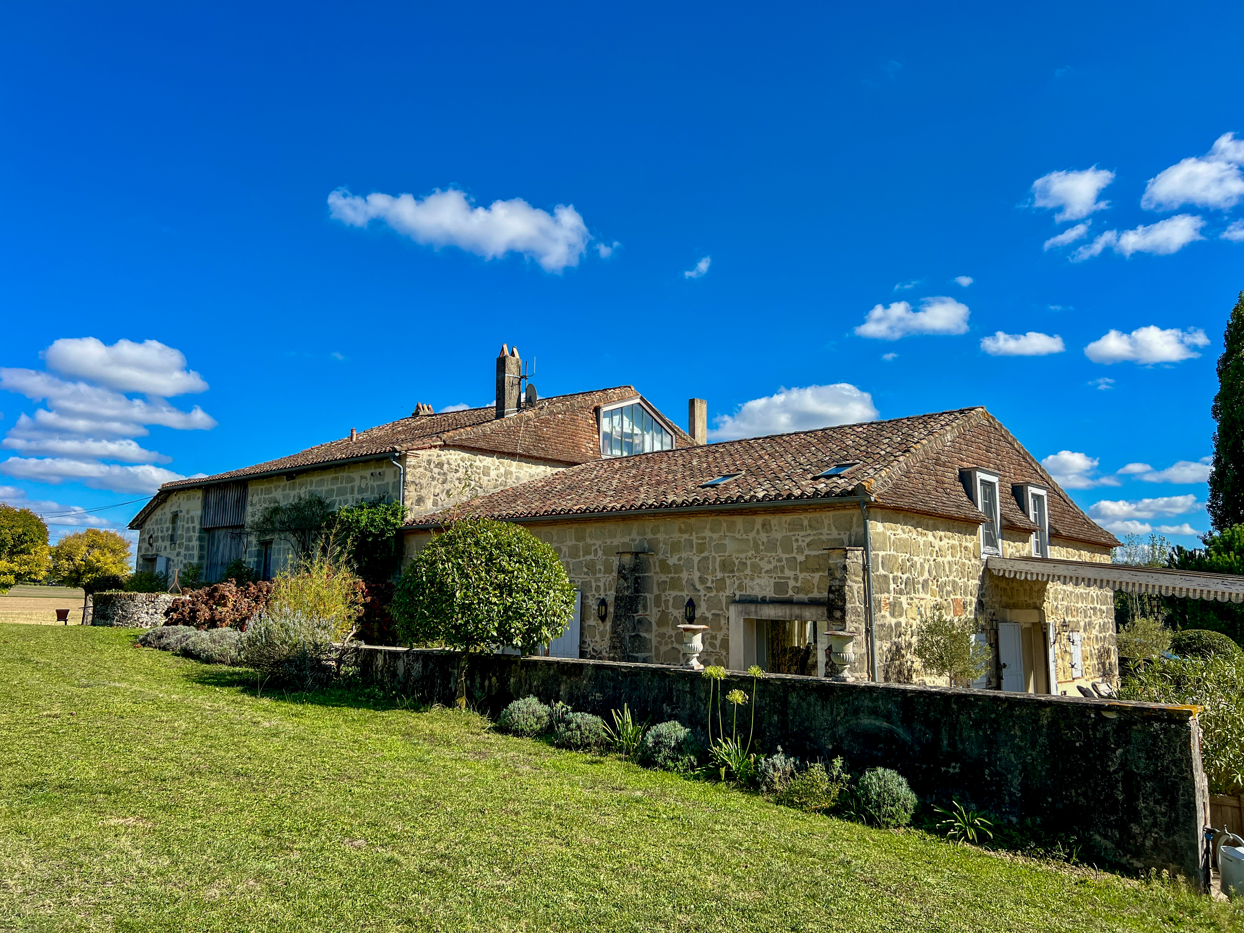 Elegant 10 acre country retreat, stone farmhouse renovated with flair + impressive guest accommodation à Eymet