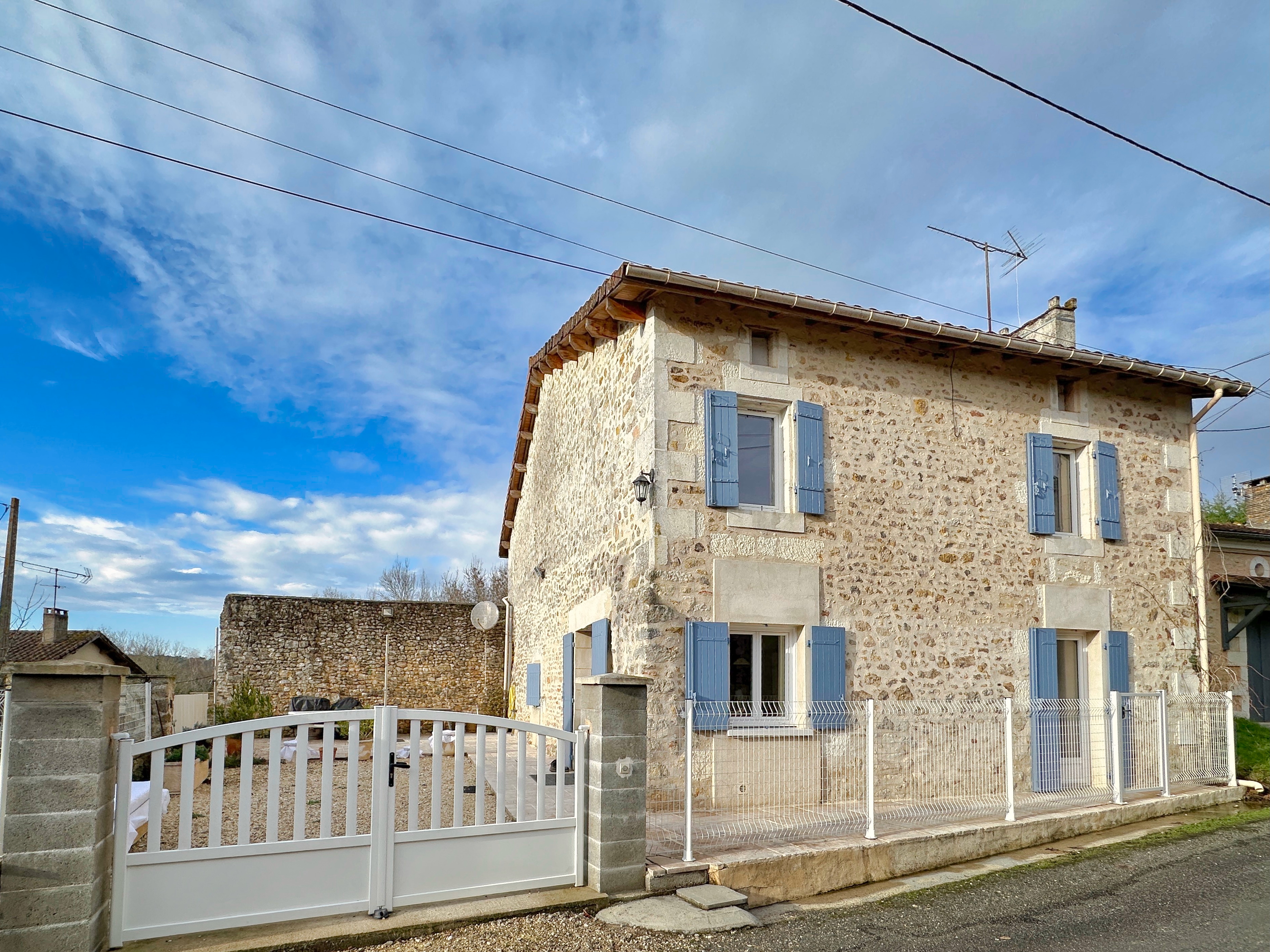 Impeccable 4-bedroom house with large barn ready for conversion, lovely grounds and 1.5 ha of meadow à Parcoul-Chenaud