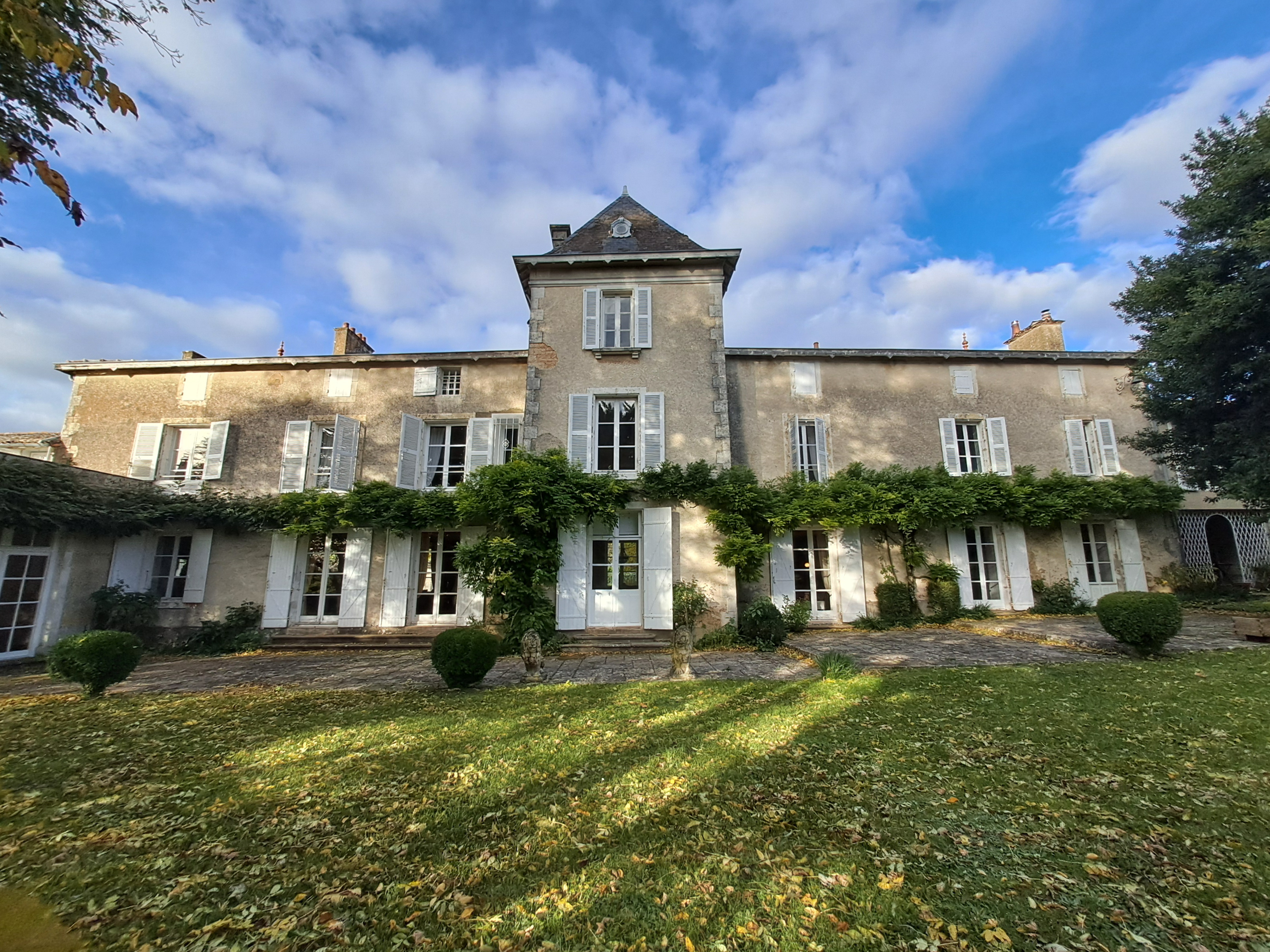 French property for sale in Melle, Deux-Sèvres - €795,000 - photo 
