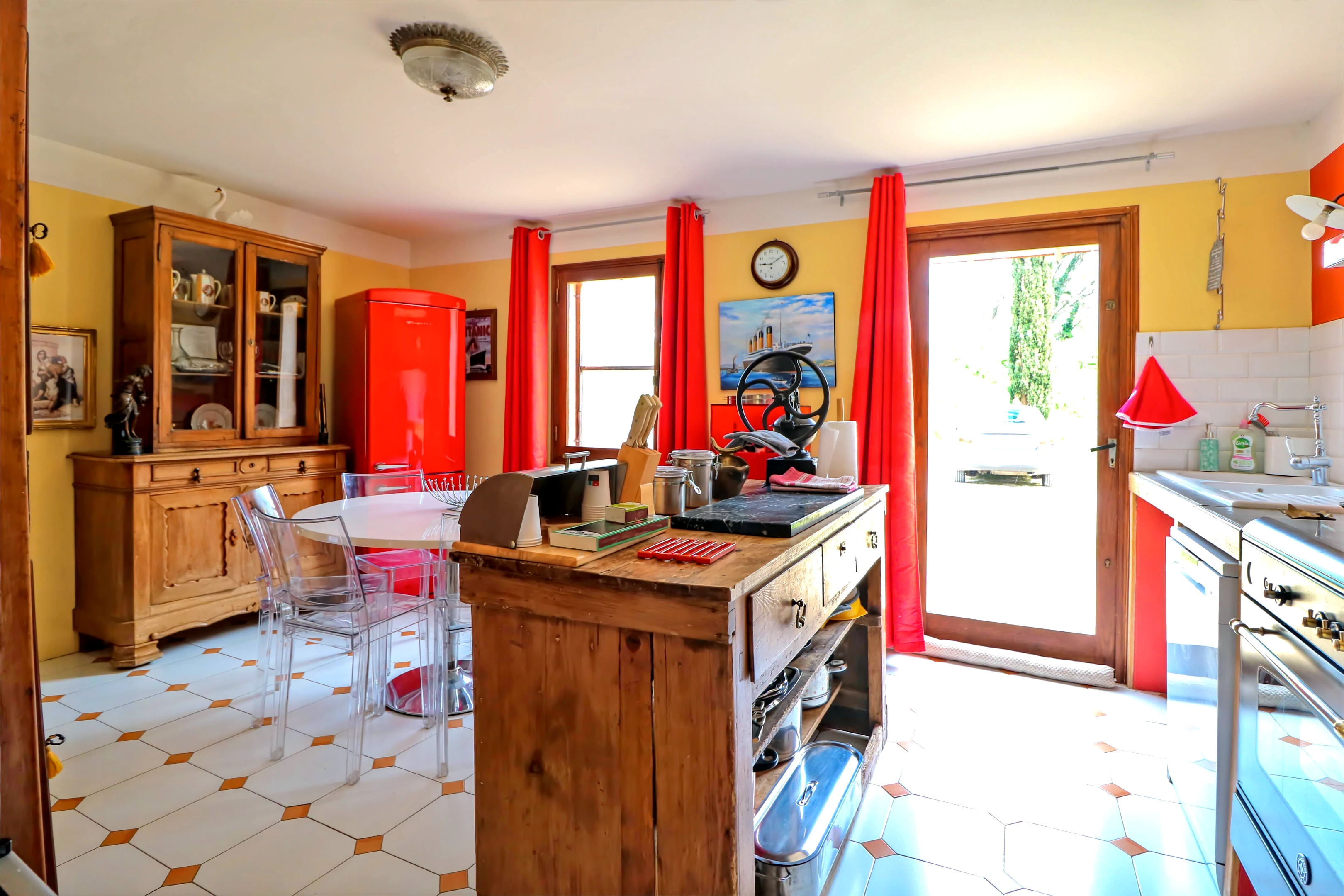 French property for sale in Arles, Bouches-du-Rhône - €1,390,000 - photo 