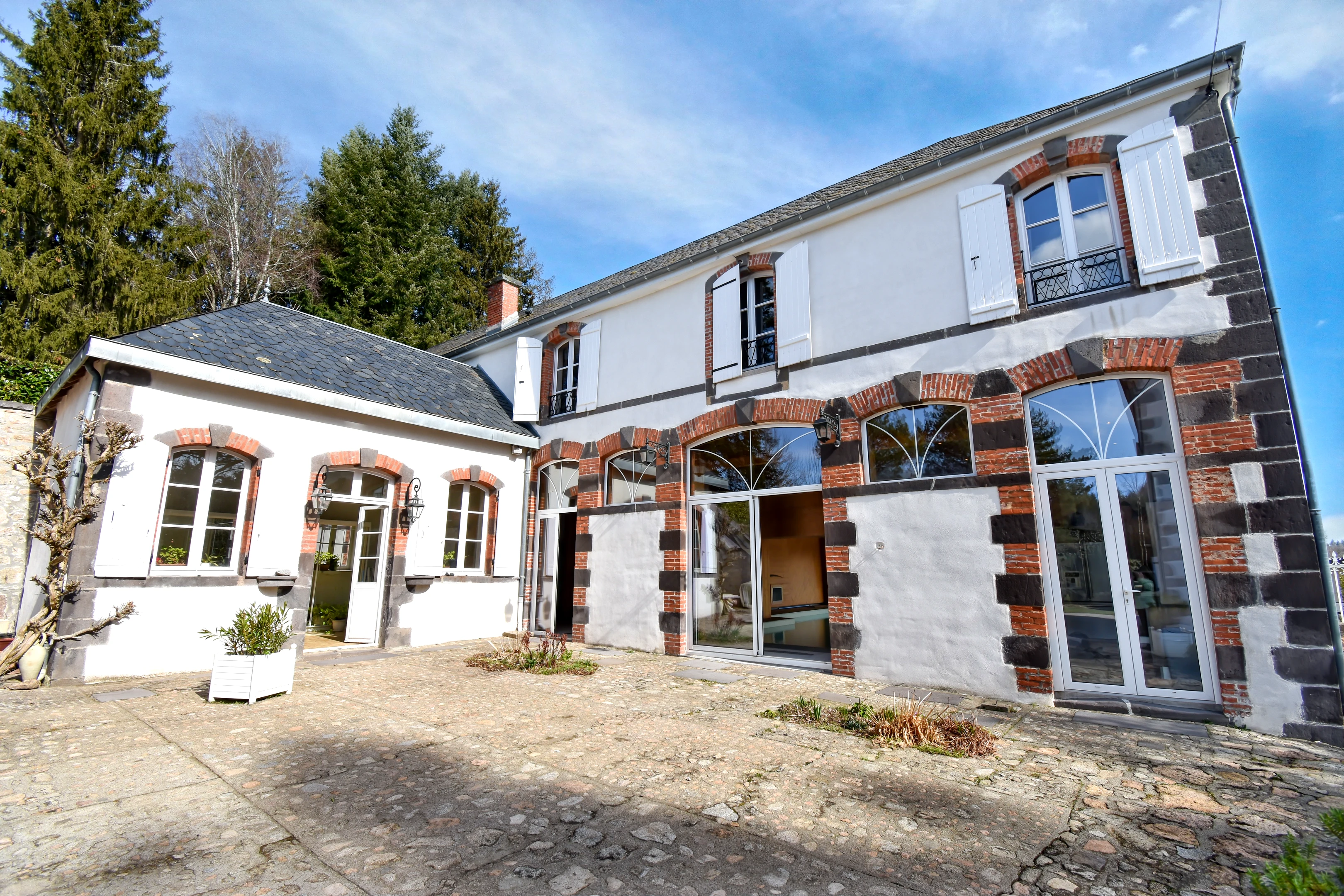 French property for sale in Ussel, Corrèze - €819,000 - photo 