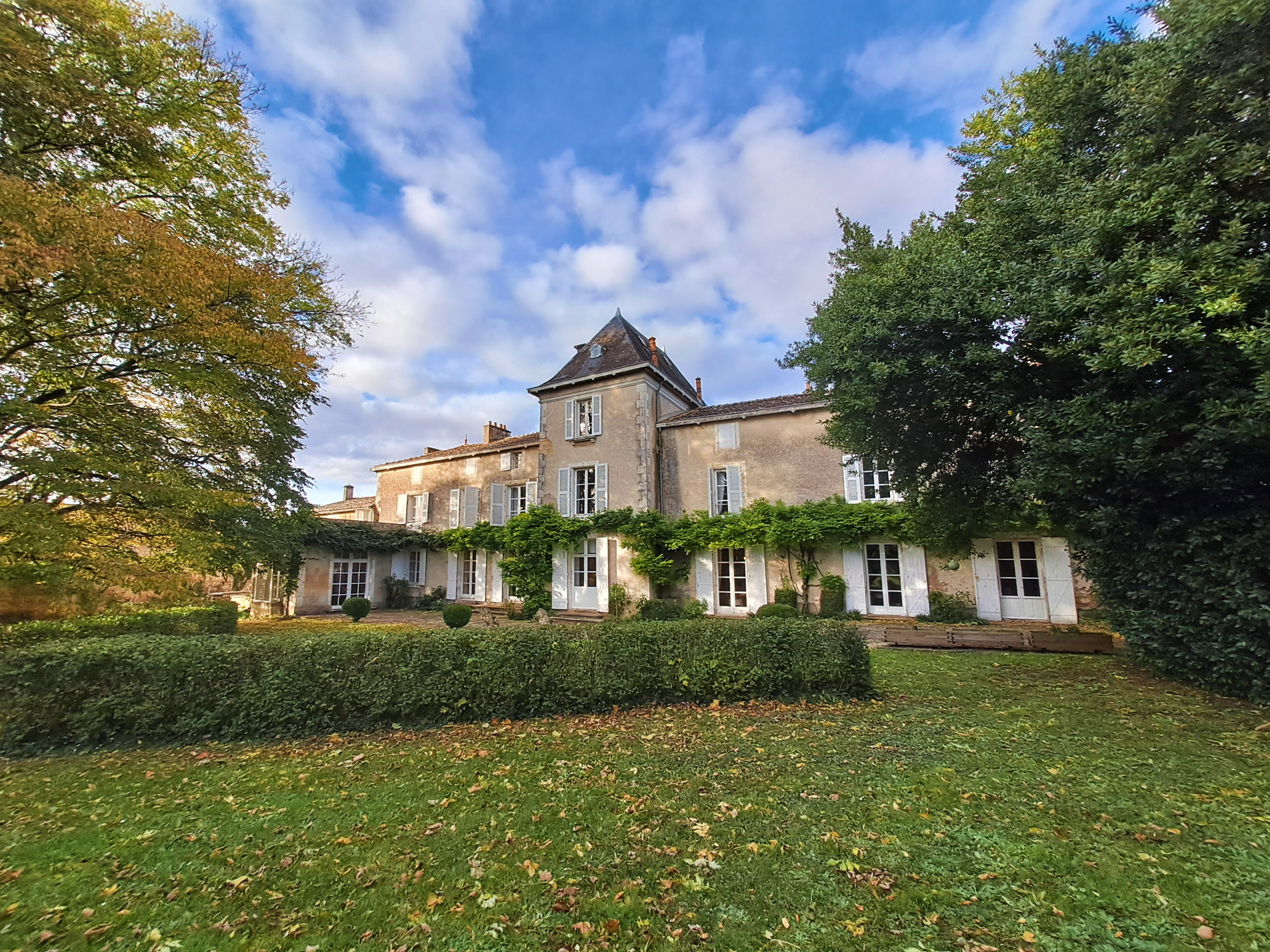 French property for sale in Melle, Deux-Sèvres - €795,000 - photo 
