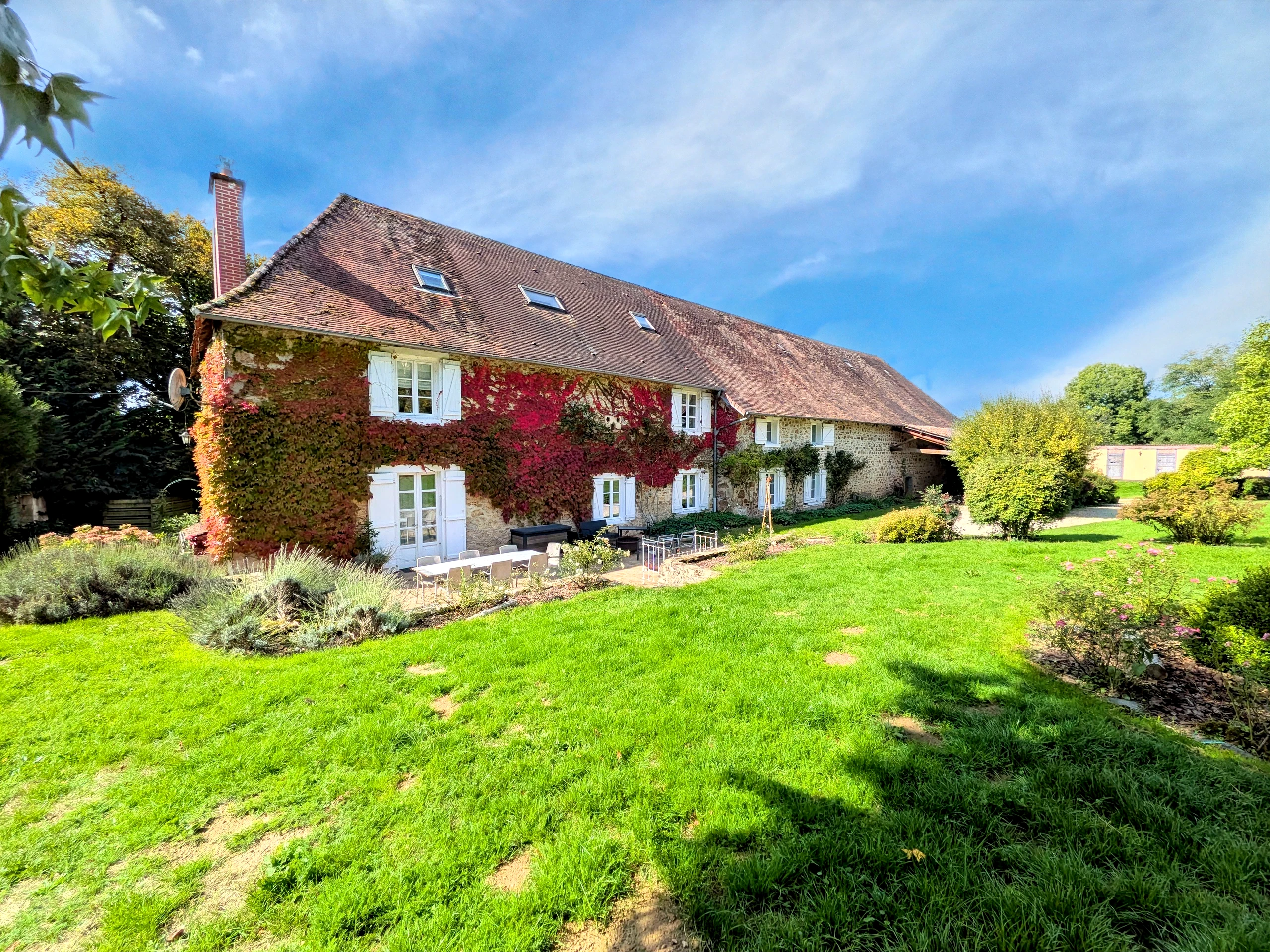 French property for sale in Saint-Priest-Ligoure, Haute-Vienne - €699,000 - photo 