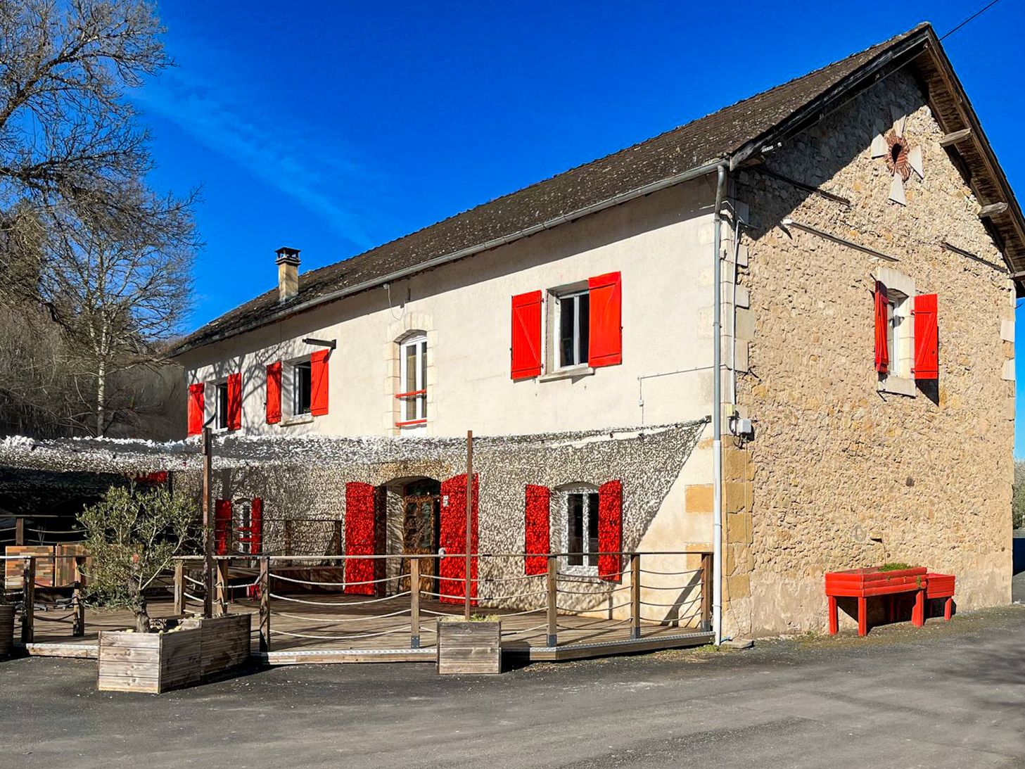 In Périgord Noir, duplex loft with a vast reception area in stone à Peyrignac