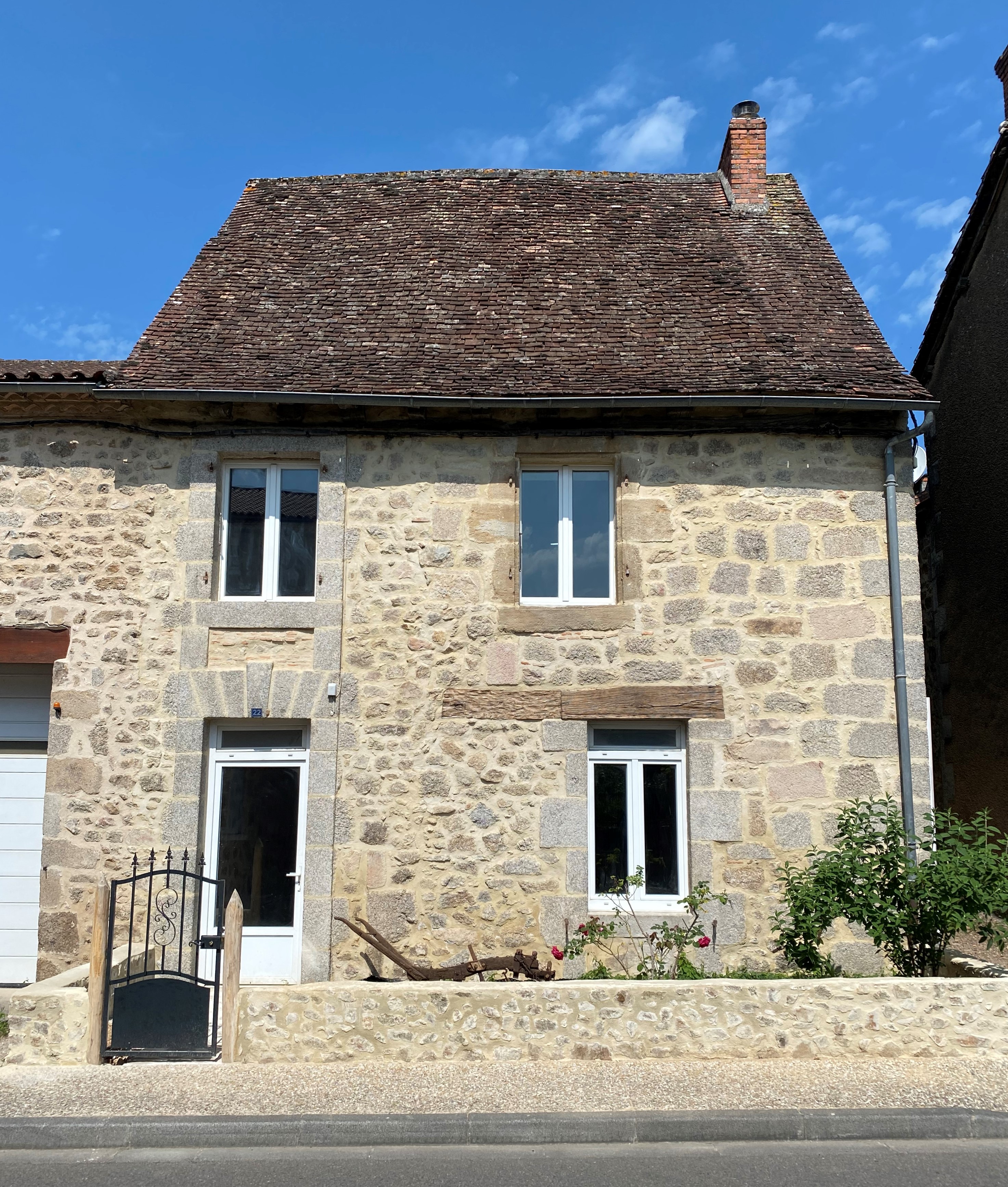 Fantastic Bijoux 2 Bedroom renovated character property in Village Center with barn & 2 gardens attached à Augignac