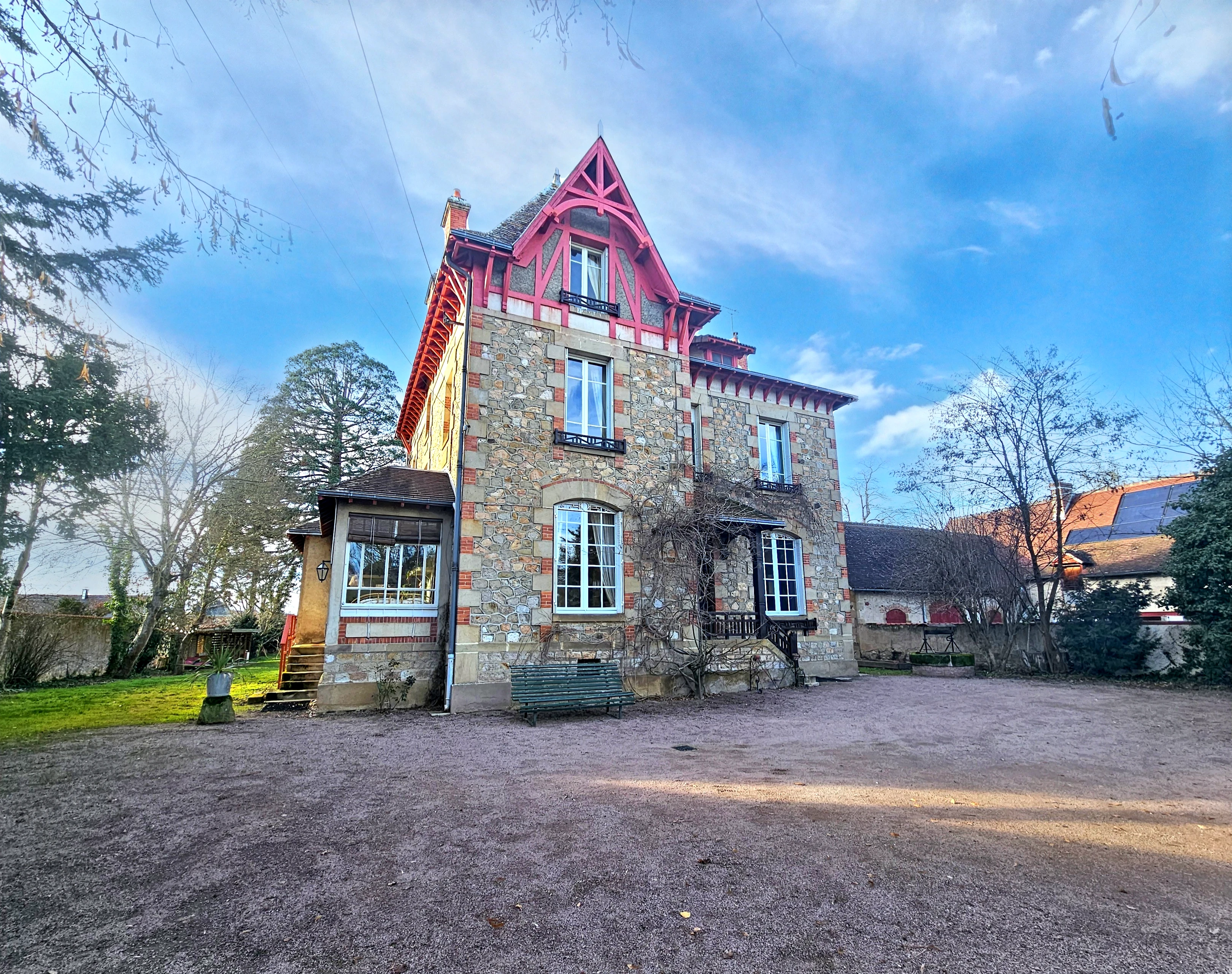 French property for sale in Cosne-d'Allier, Allier - €455,800 - photo 