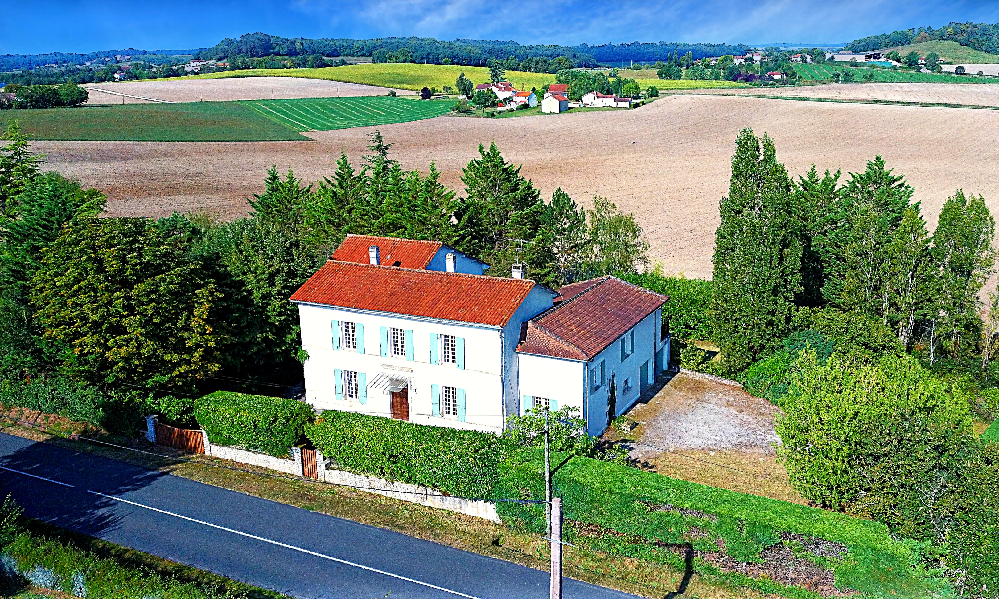 Large maison de maitre with 3 bedrooms, plus a 2 bedroomed apartment. 2 large garages. Well and garden à Cherval