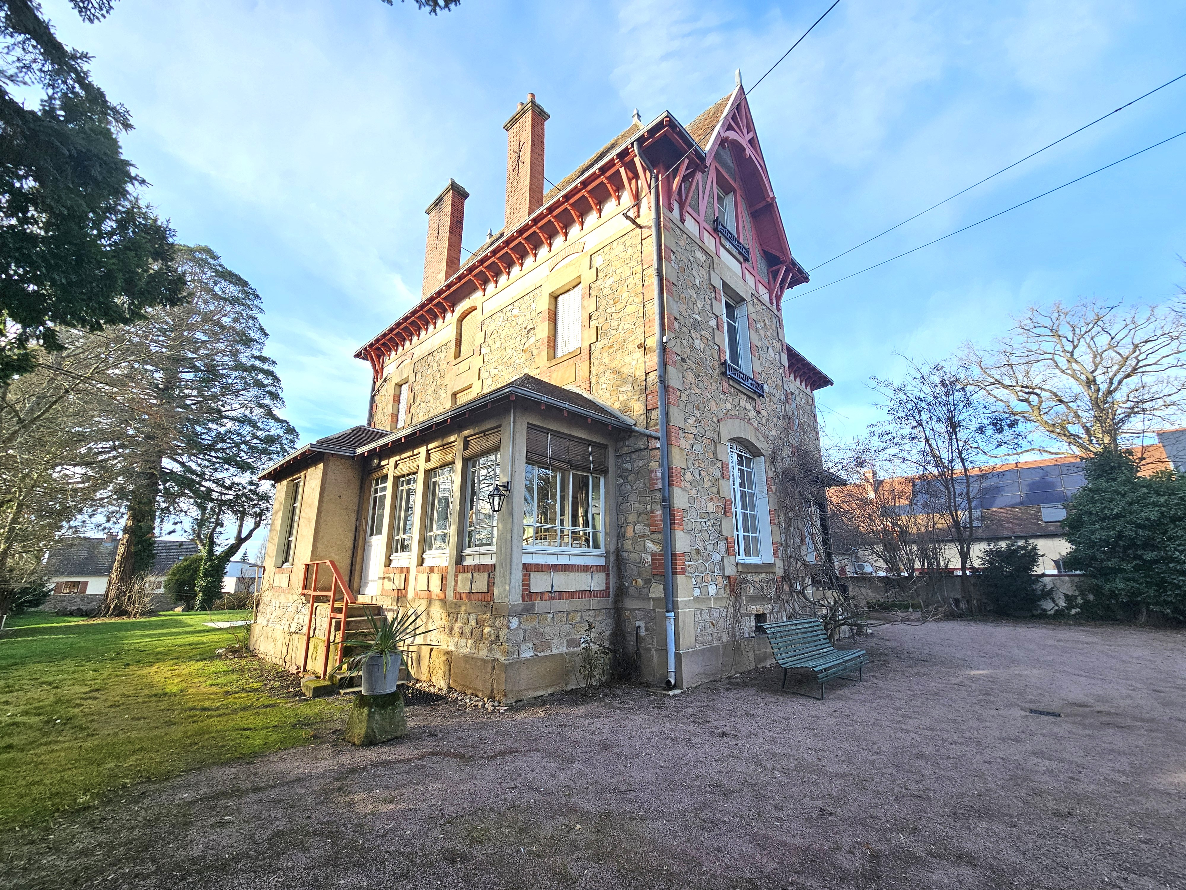 French property for sale in Cosne-d'Allier, Allier - €455,800 - photo 