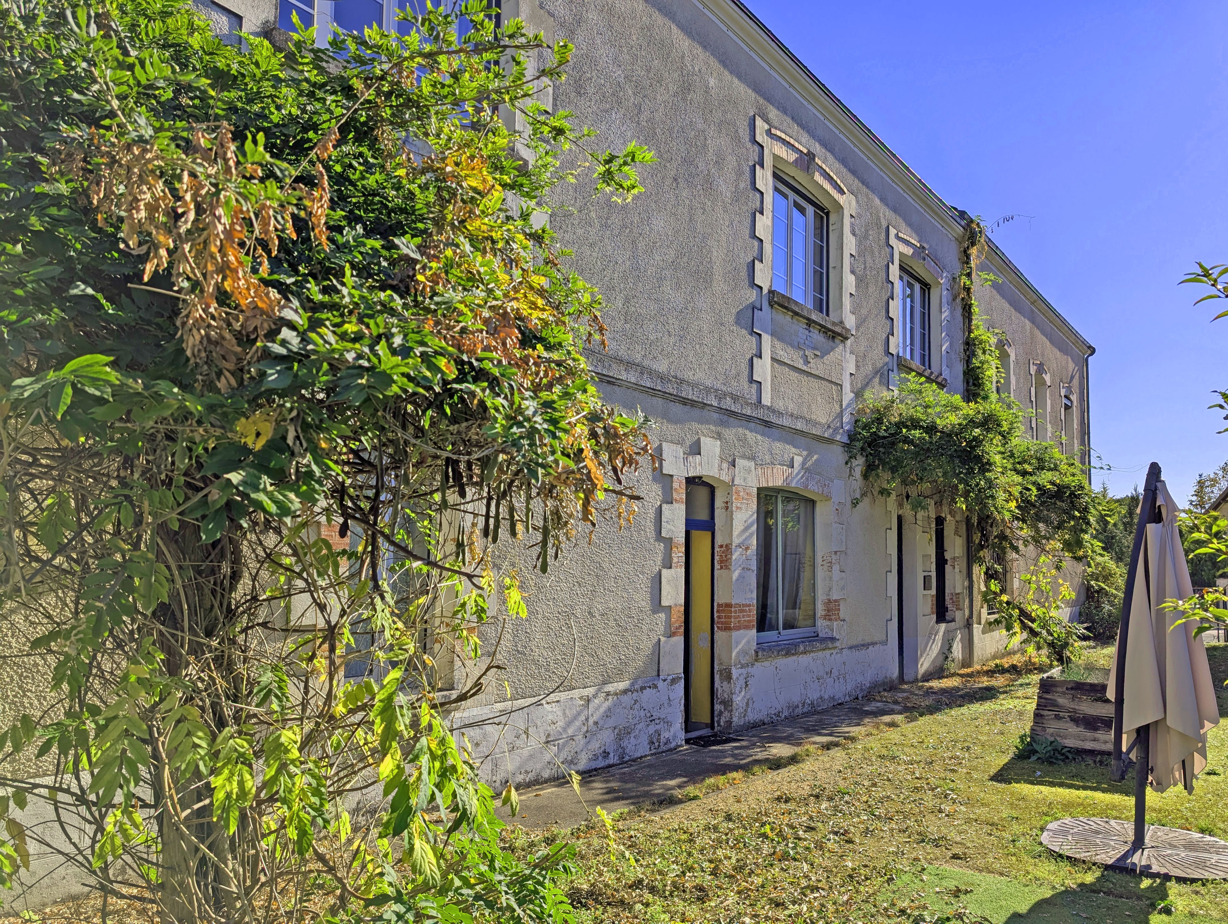 A large 7 bedroom 19th century house in a small market town, with a lovely garden and a pool à Excideuil