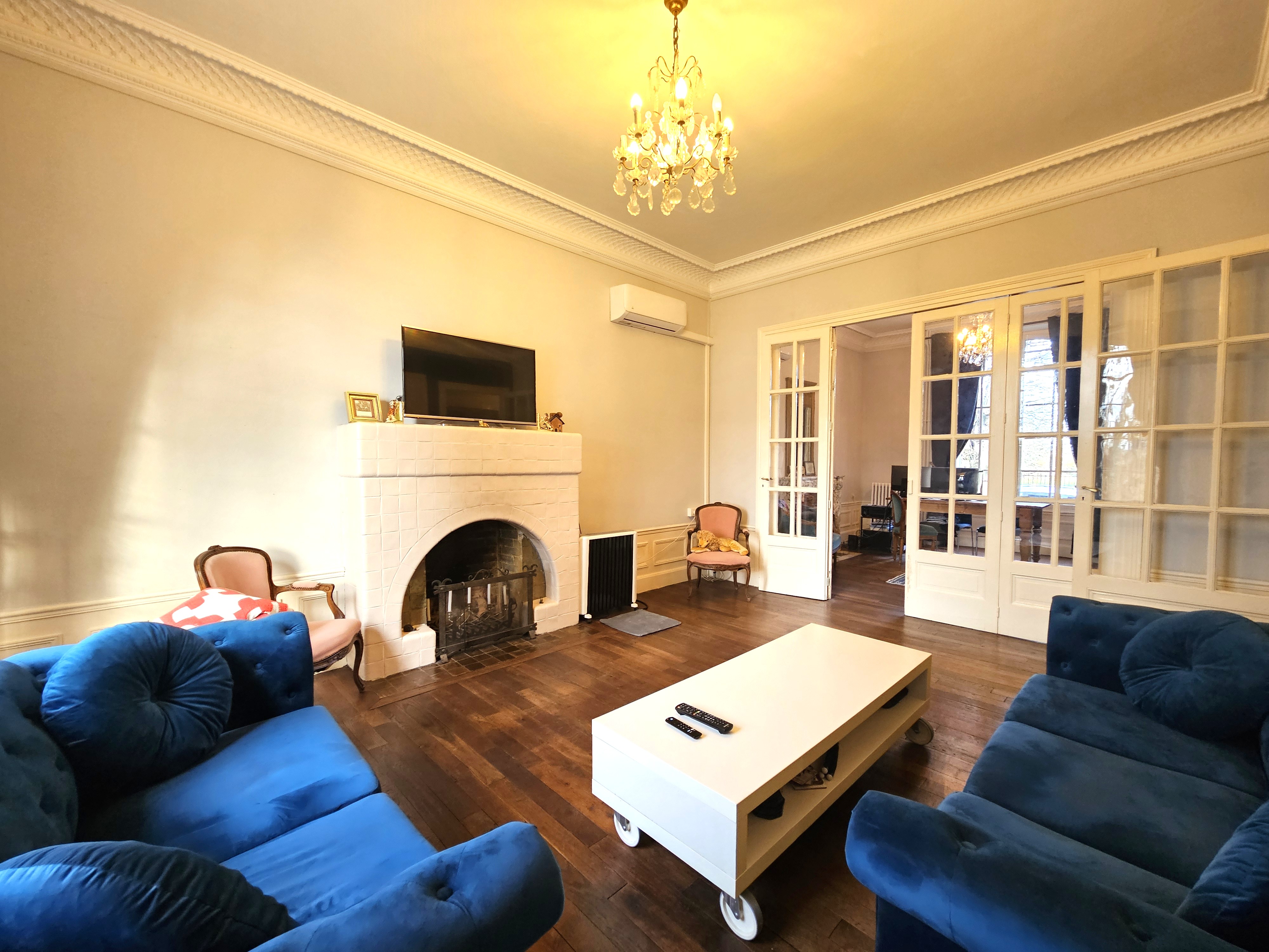 French property for sale in Cosne-d'Allier, Allier - €455,800 - photo 