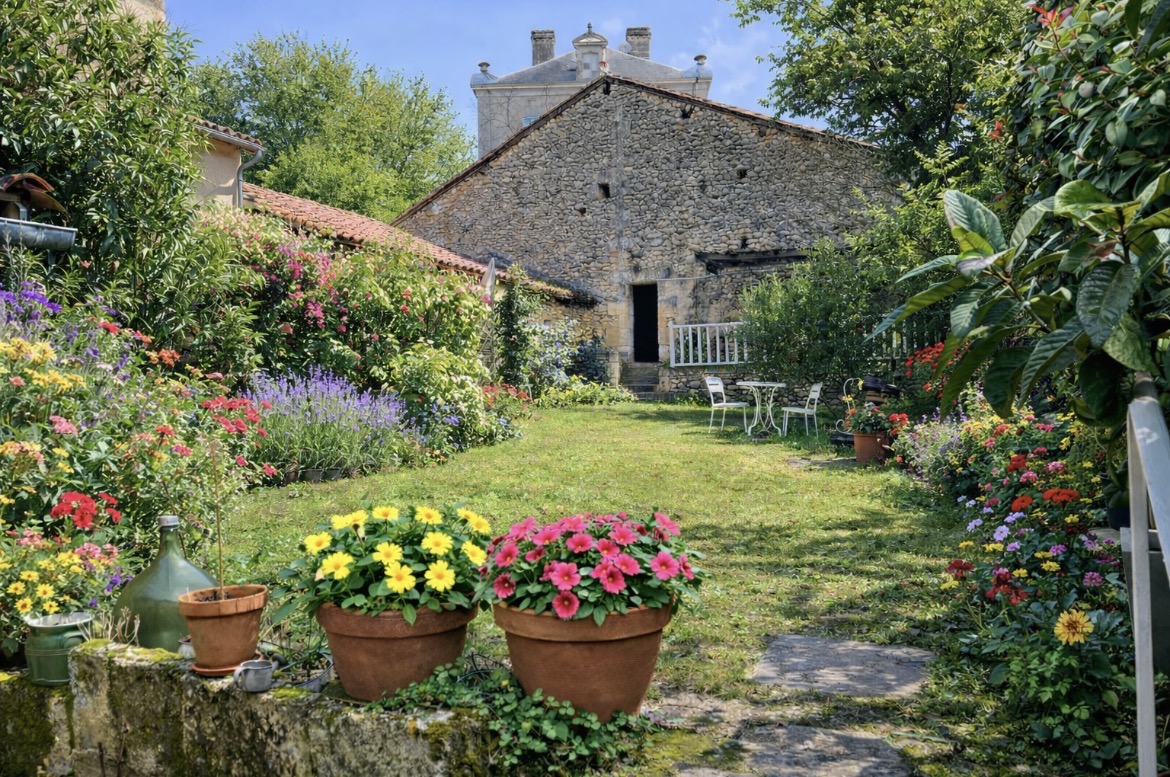 Stone village house with 3/4 bedrooms in perfect condition, small garden and barn à Bourdeilles