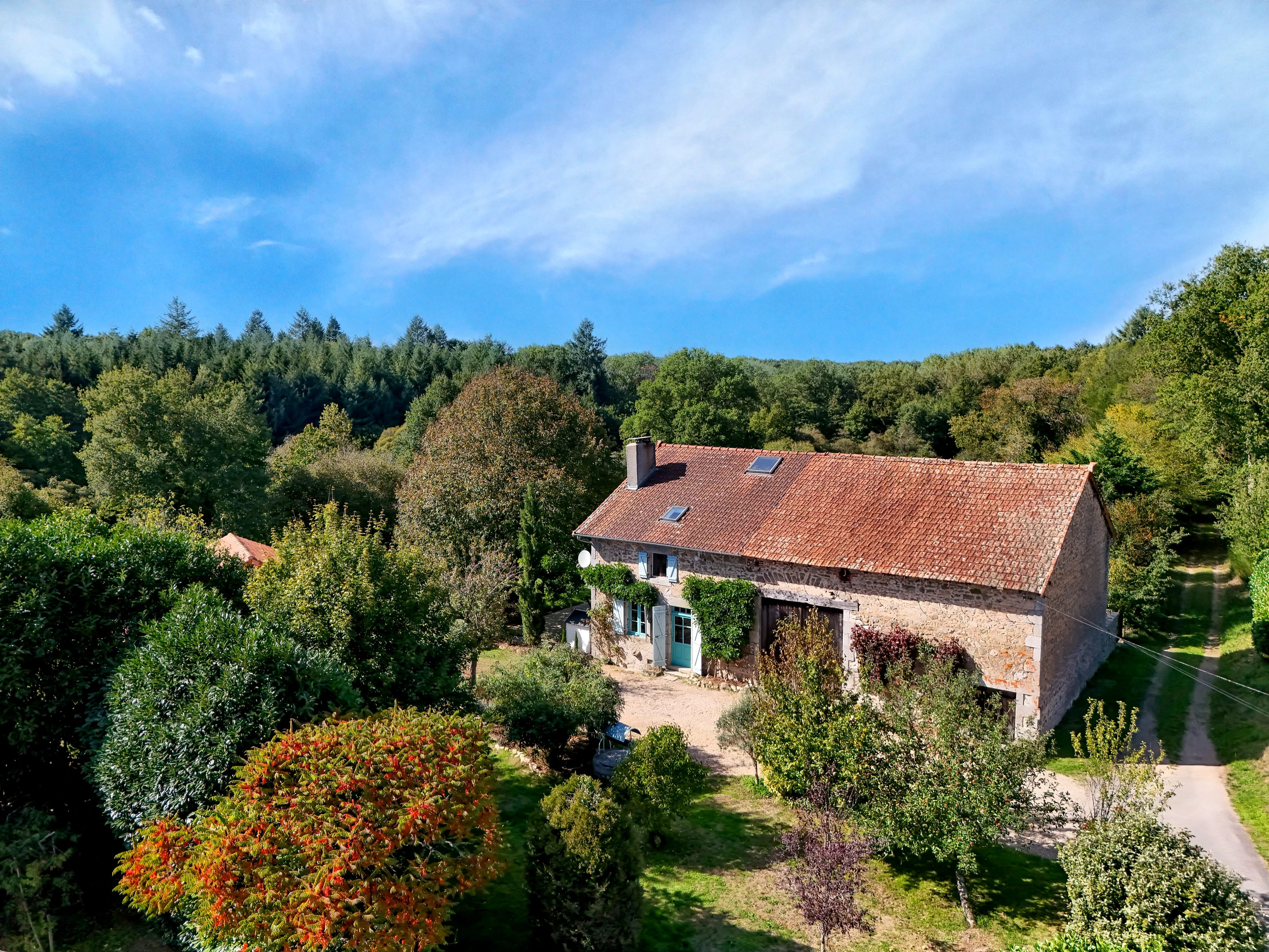 Charming Dordogne home w/ 2 gîtes to complete, large barn & open views – walking distance to vibrant village à Piégut-Pluviers