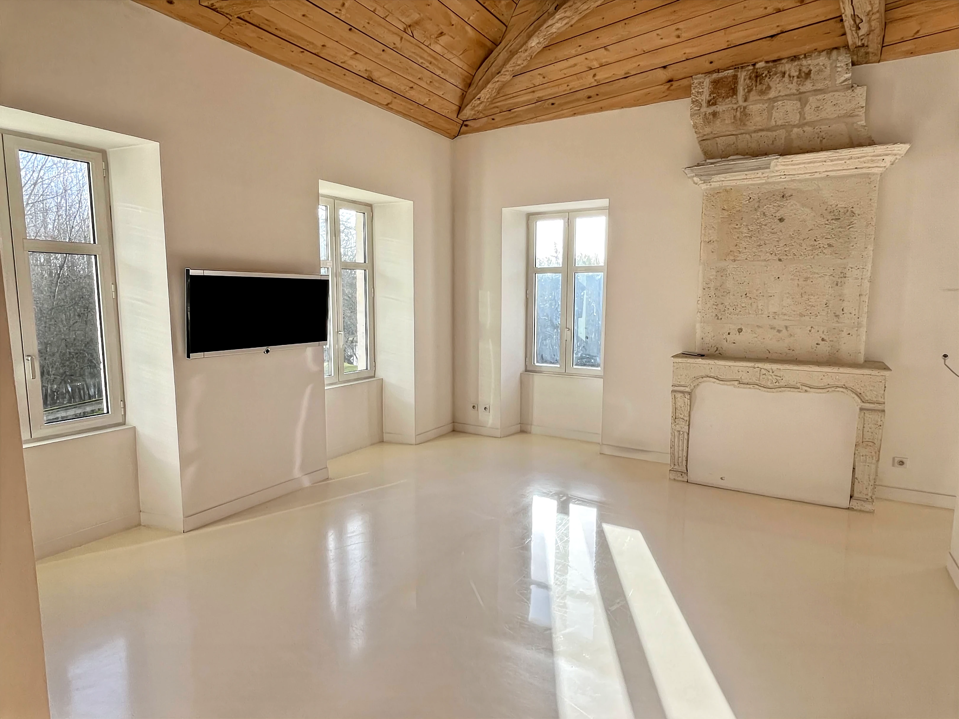 Propriété en France à vendre à Angoulême, Charente - €2 736 840 - photo 