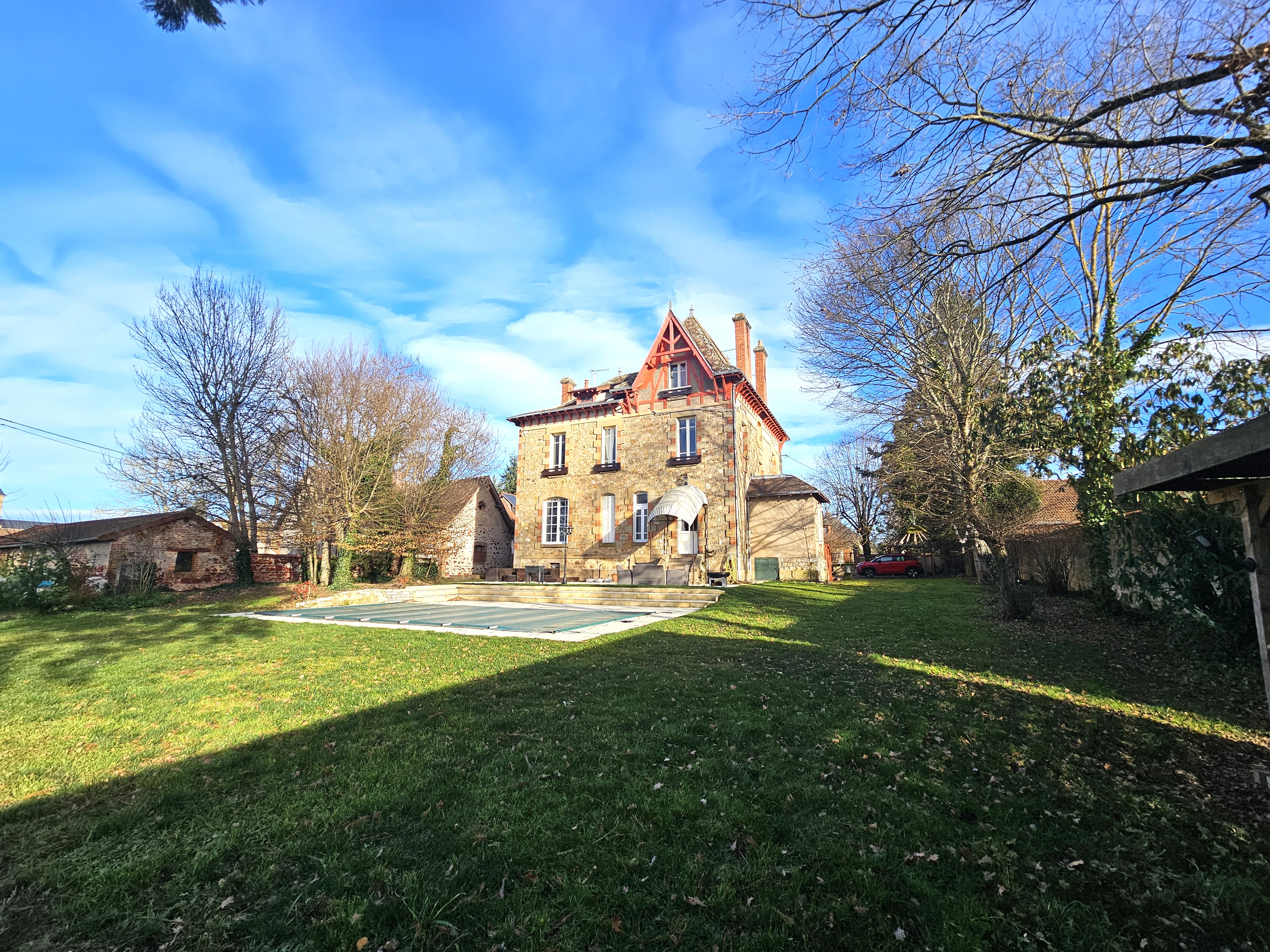 French property for sale in Cosne-d'Allier, Allier - €455,800 - photo 