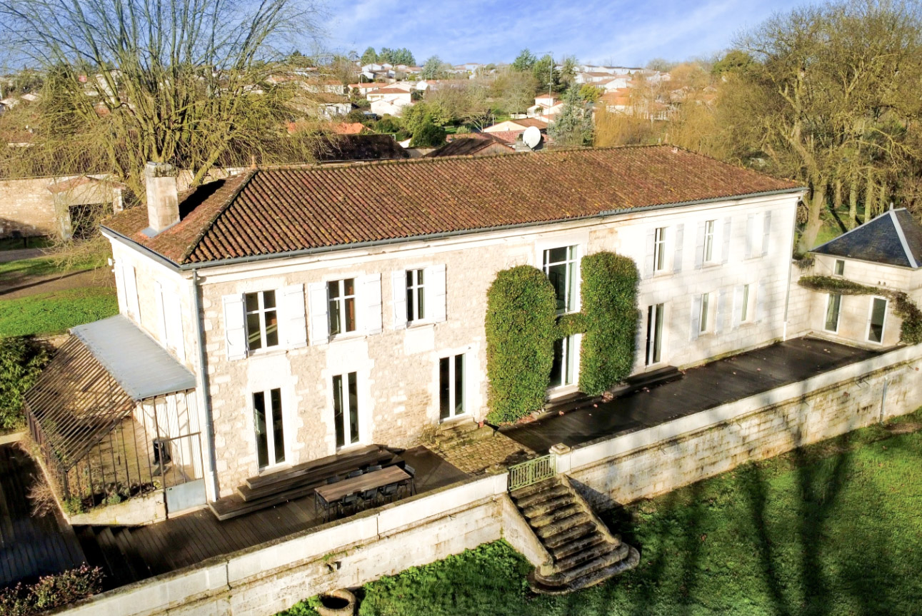 Propriété en France à vendre à Angoulême, Charente - €2 736 840 - photo 