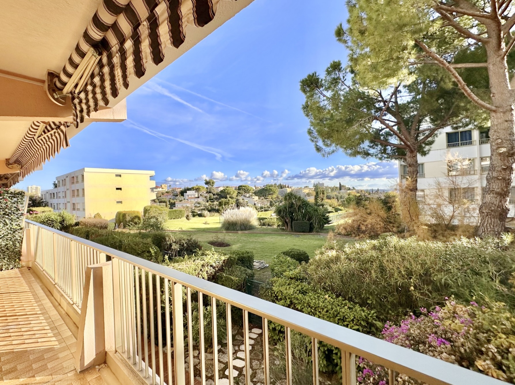 French property for sale in Antibes, Alpes-Maritimes - €425,000 - photo 