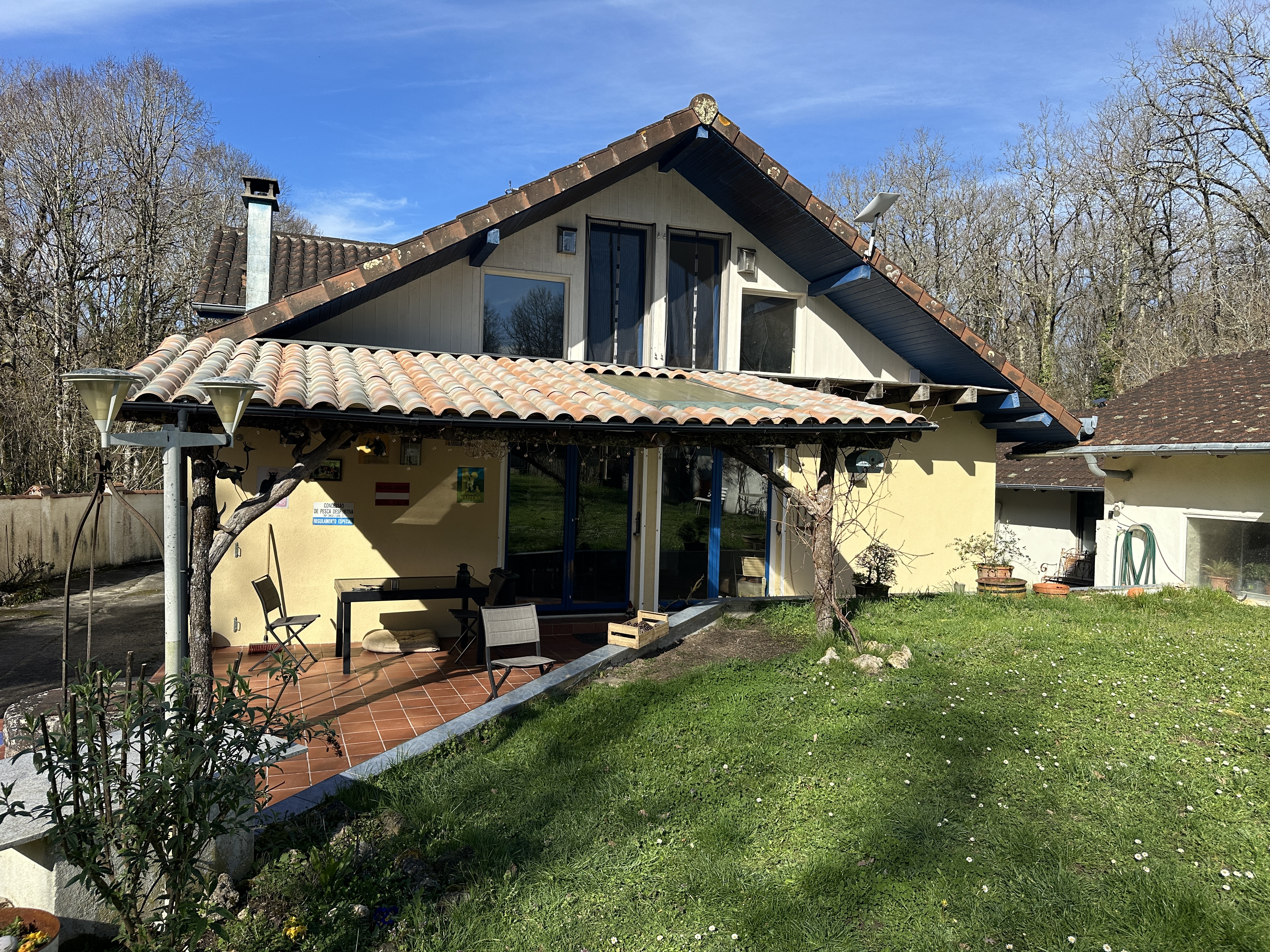 Spacious countryside home with gîte, outbuildings and potential near Saint-Croix-de-Mareuil à Sainte-Croix-de-Mareuil