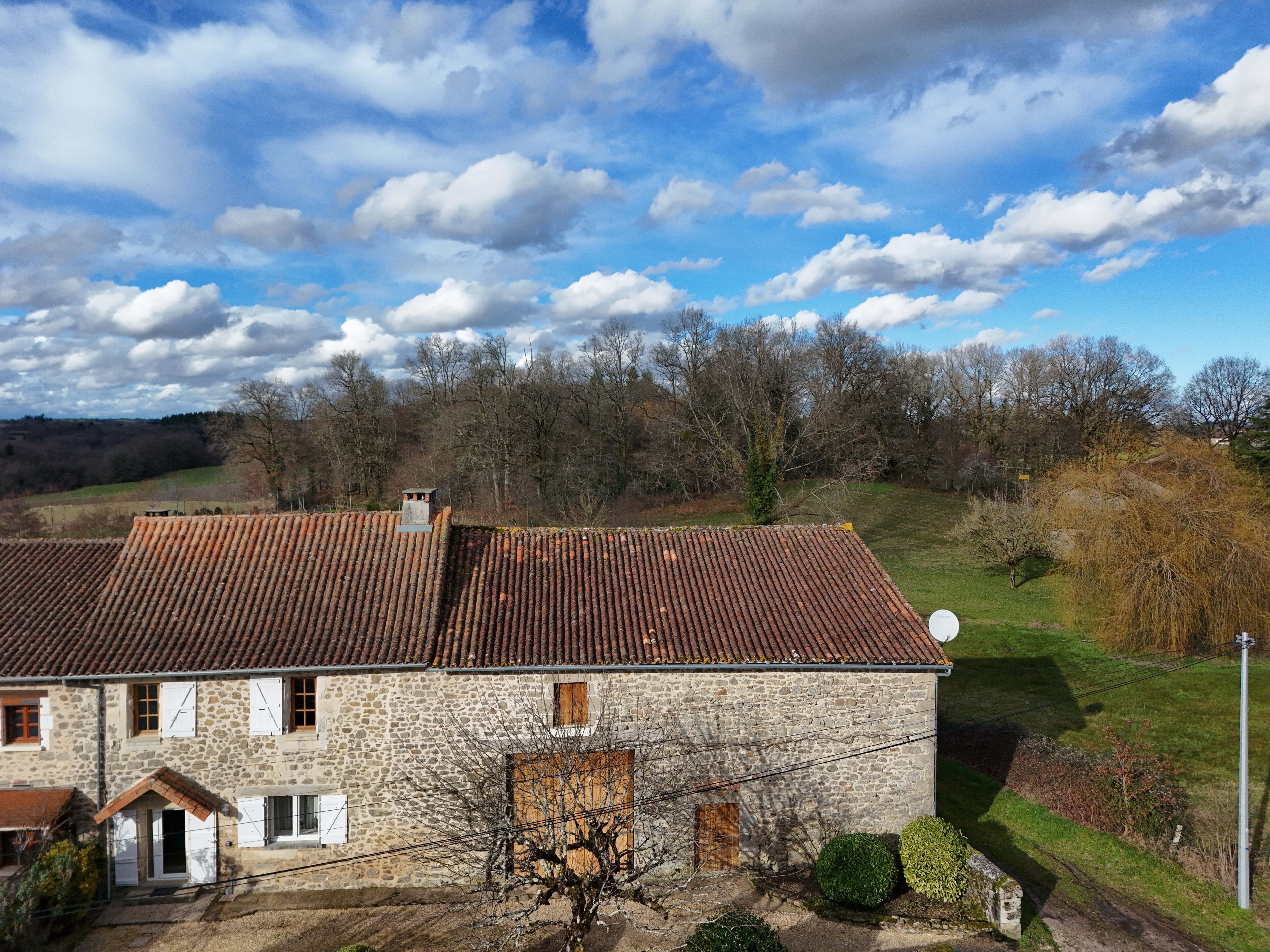 Charming, fully restored semi-detached stone house with adjacent barn and garden à Saint-Saud-Lacoussière