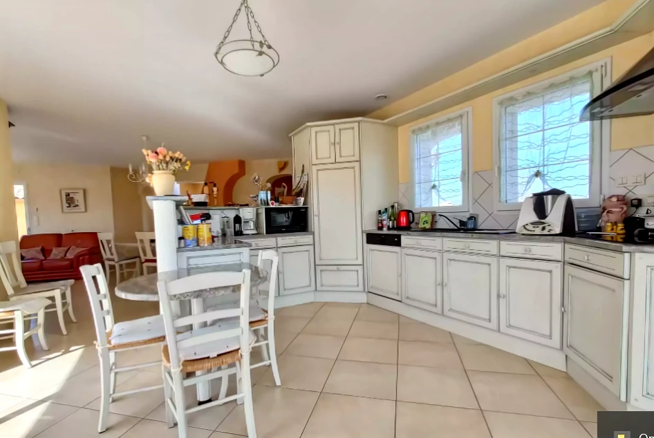 Propriété en France à vendre à Chantonnay, Vendée - €583 000 - photo 