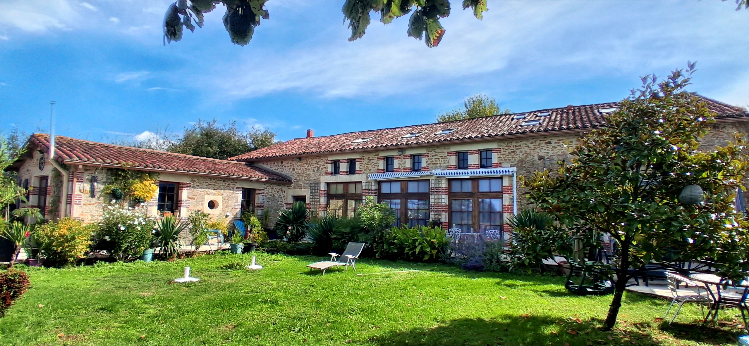Propriété en France à vendre à Bazoges-en-Pareds, Vendée - €556 500 - photo 