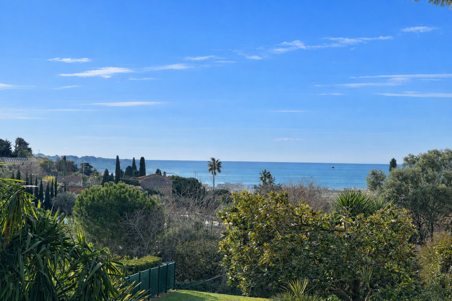 French property for sale in Antibes, Alpes-Maritimes - €425,000 - photo 