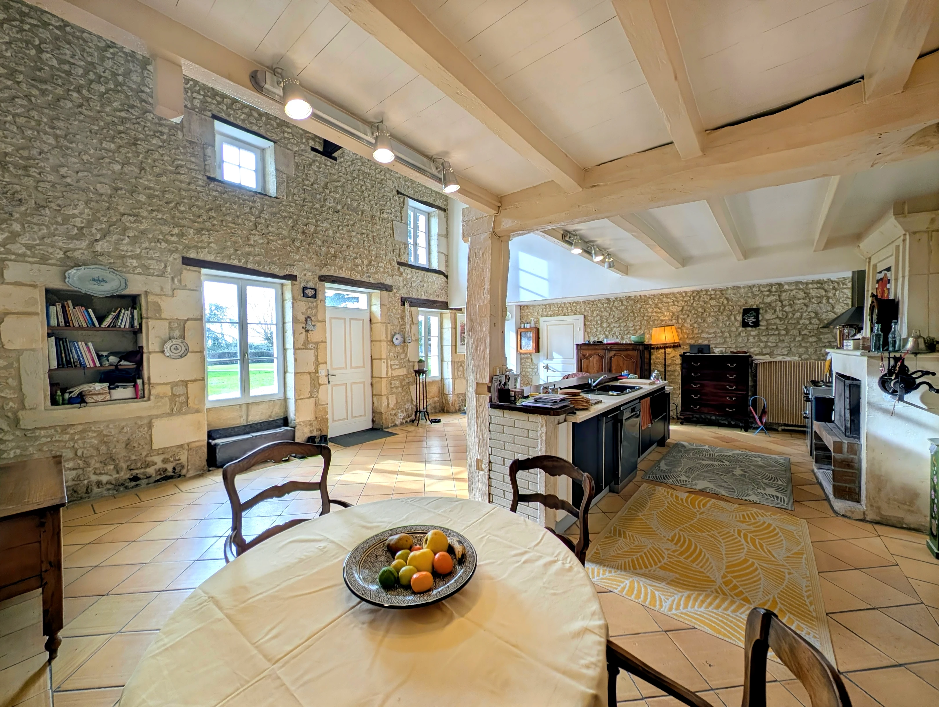 Propriété en France à vendre à Semoussac, Charente-Maritime - €460 000 - photo 