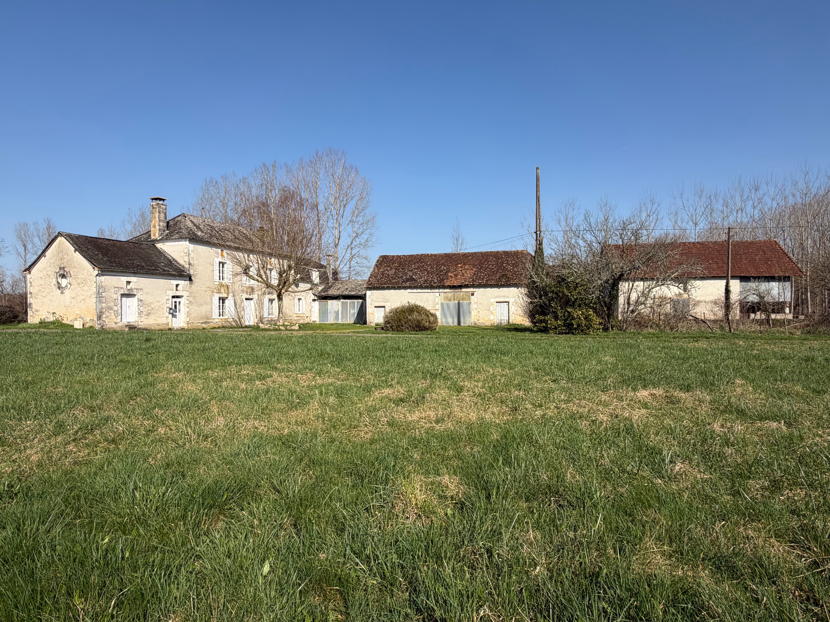 Property with gite and outbuildings, in an isolated spot close to the river with no neighbours à Saint-Jory-las-Bloux